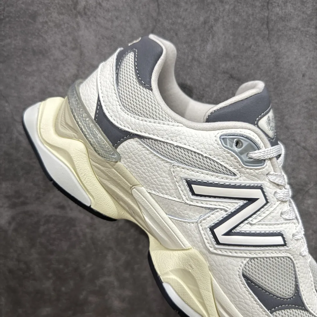 💰240【纯原版】 New Balance NB9060 联名款 复古休闲运动慢跑鞋 灰色 U9060AGA 全套原楦原纸板原厂数据开发 进口三明治网面 原装进口翻毛皮料正确绒感卡色 正确中底拉帮中底网布细节 原厂标裁 带紫光防伪 定制后跟透明水晶模块 冲裁组合 大底贴合程度胶水上色把控完美 整洁度挑战全网艺术家 多道序QC把关品质完善 匠心打造 耗时两个月开发完成 工艺极其复杂难度可想而知 新开独立私模大底 全网唯一正确六层组合大底 高端零售专供产物 Size：36 37 37.5 38 38.5 39.5 40 40.5 41.5 42 42.5 43 44 45 46.5
