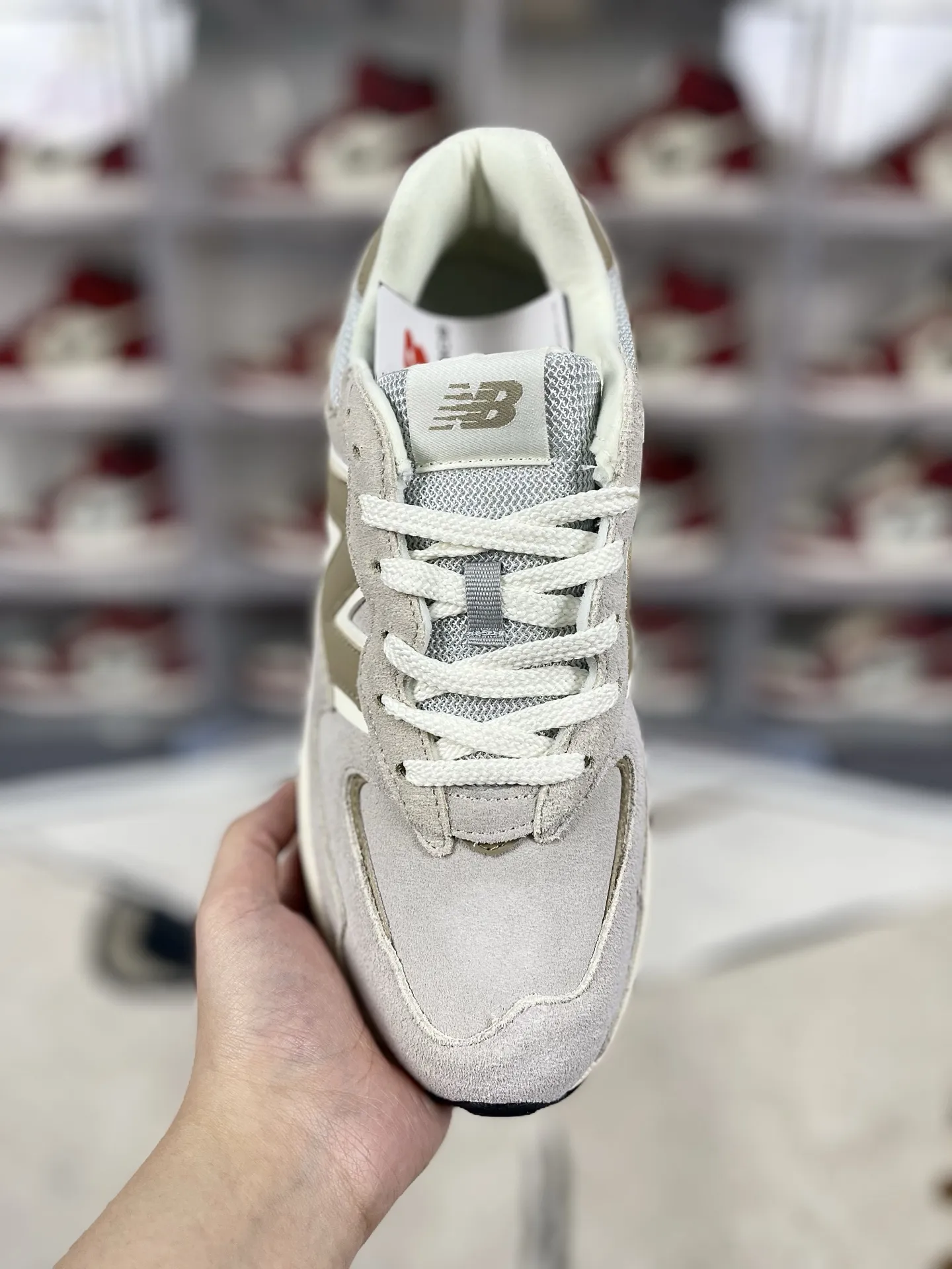 💰170 FX纯原New Balance NB 5740 复古 潮流 经典 皮革减震防滑耐磨 低帮 休闲跑步鞋 男女款 浅奶茶色 新百伦 ▪️NB5740跑鞋是一款集复古美学与现代科技于一身的鞋款。鞋面材质采用麂皮与网布的组合，左右脚材质差异化的设计（如翻毛皮与滑皮拼接），带来独特层次感。同时，鞋面上的反光N字Logo既呼应了90年代复古美学，又融入了现代潮流元素。中底采用泡沫与橡胶组合，提供了卓越的缓震效果，有效减少运动时对脚部的冲击力。网眼设计增强了透气性，搭配宽版鞋型，使得鞋子在保持包裹性的同时，也能确保穿着时的舒适度。无论是湿滑的路面还是干燥的环境，NB5740都能提供稳定的支撑和保护。其防滑外底和耐磨材质的设计，让鞋子在各种地形下都能保持出色的抓地力。无论是健身房锻炼还是户外跑步，NB5740都能轻松应对。其简约而不失时尚的外观设计，使得NB5740在日常休闲逛街时也同样引人注目。 ▪️尺码：36-45（36 37 37.5 38 38.5 39.5 40 40.5 41.5 42 42.5 43 44 44.5 45） ▪️货号：W5740LT1