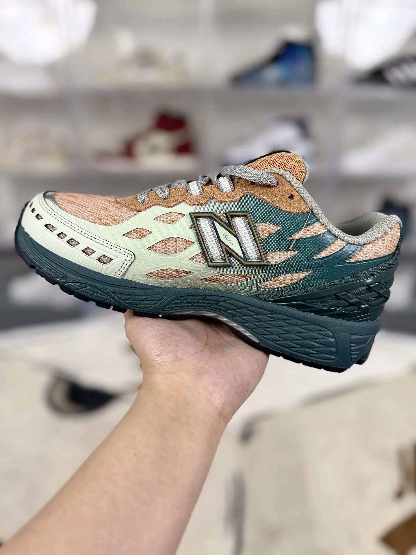 💰190 Z版纯原New Balance 1906 W 舒适百搭防滑耐磨 低帮 休闲跑步鞋 男女同款 绿橙 新百伦 ▪️New Balance以诞生于21世纪的科技跑鞋1906为蓝本，融合现代先锋科技与日常使用风格注入当代美学，革新演绎复古时尚。淋漓经典轮廓，致敬千福一代跑者的科技美学，1906R以现代设计语言还原初始配色，层次演绎时光更迭的魅力。 ▪️尺码：36-47（36 37 37.5 38 38.5 39.5 40 40.5 41.5 42 42.5 43 44 44.5 45 45.5 46.5 47） ▪️货号：U1906WFB