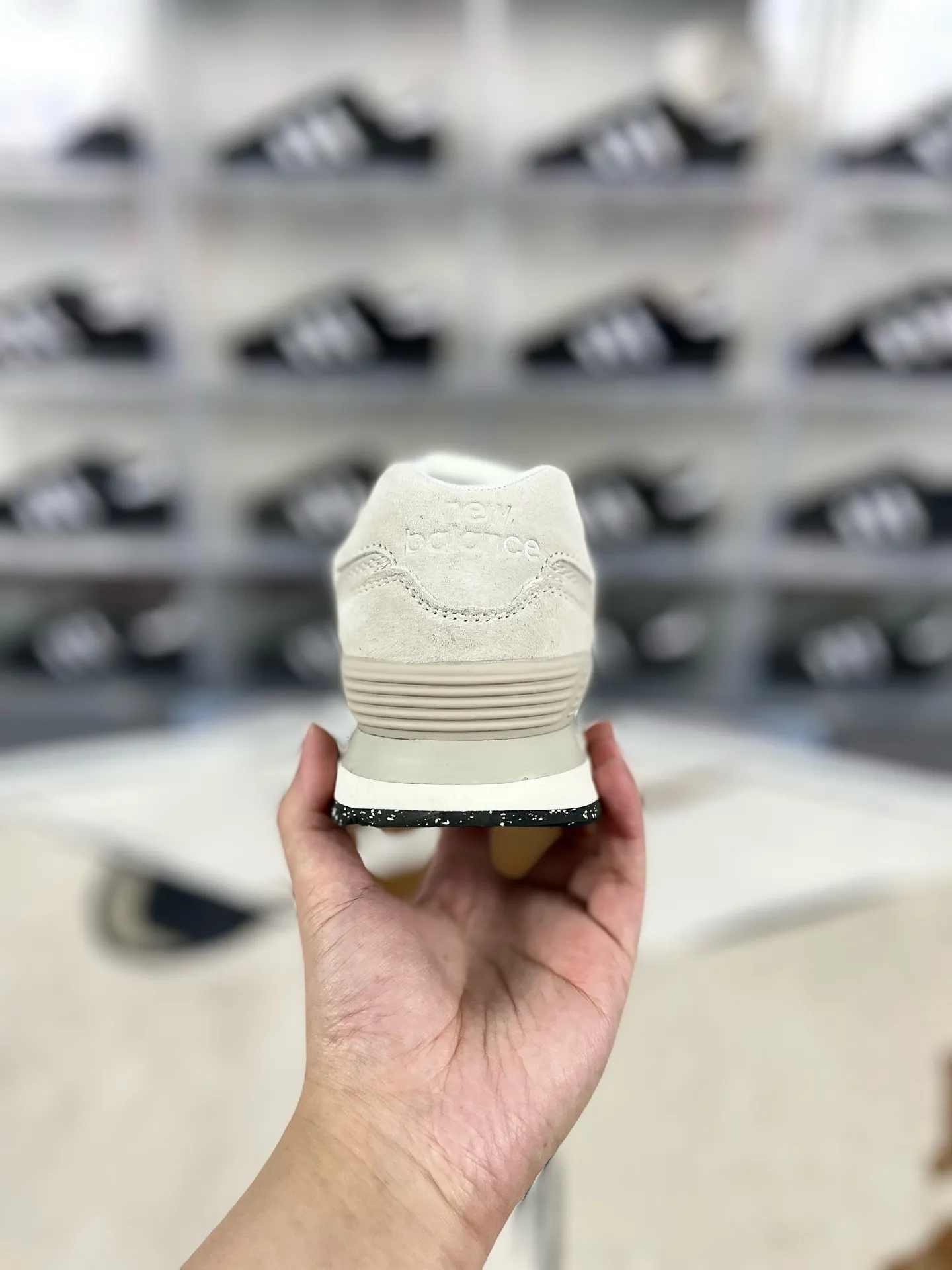 💰180 GS纯原New Balance NB 574 复古减震包裹性反光平衡耐磨轻便透气防滑 低帮 休闲跑步鞋 男女同款 米白黑 新百伦 ▪️New Balance 574 诞生于1988年,直至今天仍是 NewBalance 最为热销的复古慢跑鞋之一,其简约复古的外形,层出不穷的配色,成为了 New Balance 最热销的型号,作为New Balance 的当家鞋款,574兼具经典与时尚,备受明星潮人的追捧,是New Balance 的粉丝几乎人手一双的经典鞋款。 ▪️尺码:36-45(36 37 37.5 38 38.5 39.5 40 40.5 41.5 42 42.5 43 44 44.5 45) ▪️货号:U574OF2