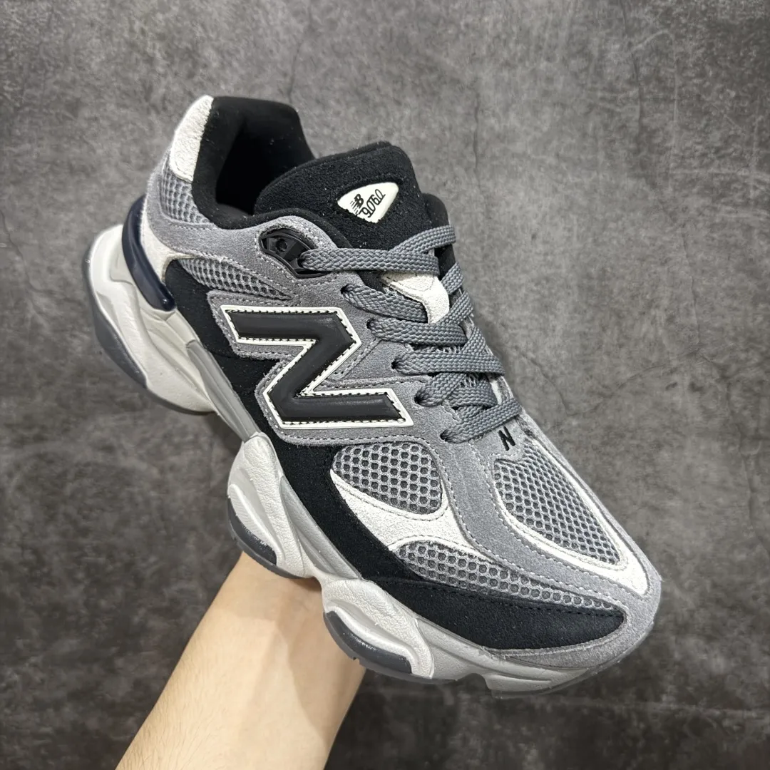 💰240【纯原C版】 New Balance NB9060 联名款 复古休闲运动慢跑鞋 黑灰色 U9060ERA 全套原楦原纸板原厂数据开发 进口三明治网面 原装进口翻毛皮料正确绒感卡色 正确中底拉帮中底网布细节 原厂标裁 带紫光防伪 定制后跟透明水晶模块 冲裁组合 大底贴合程度胶水上色把控完美 整洁度挑战全网艺术家 多道序QC把关品质完善 匠心打造 耗时两个月开发完成 工艺极其复杂难度可想而知 新开独立私模大底 全网唯一正确六层组合大底 高端零售专供产物 Size:36 37 37.5 38 38.5 39 40 40.5 41 42 42.5 43 44 45 46.5 编码:JPC290300