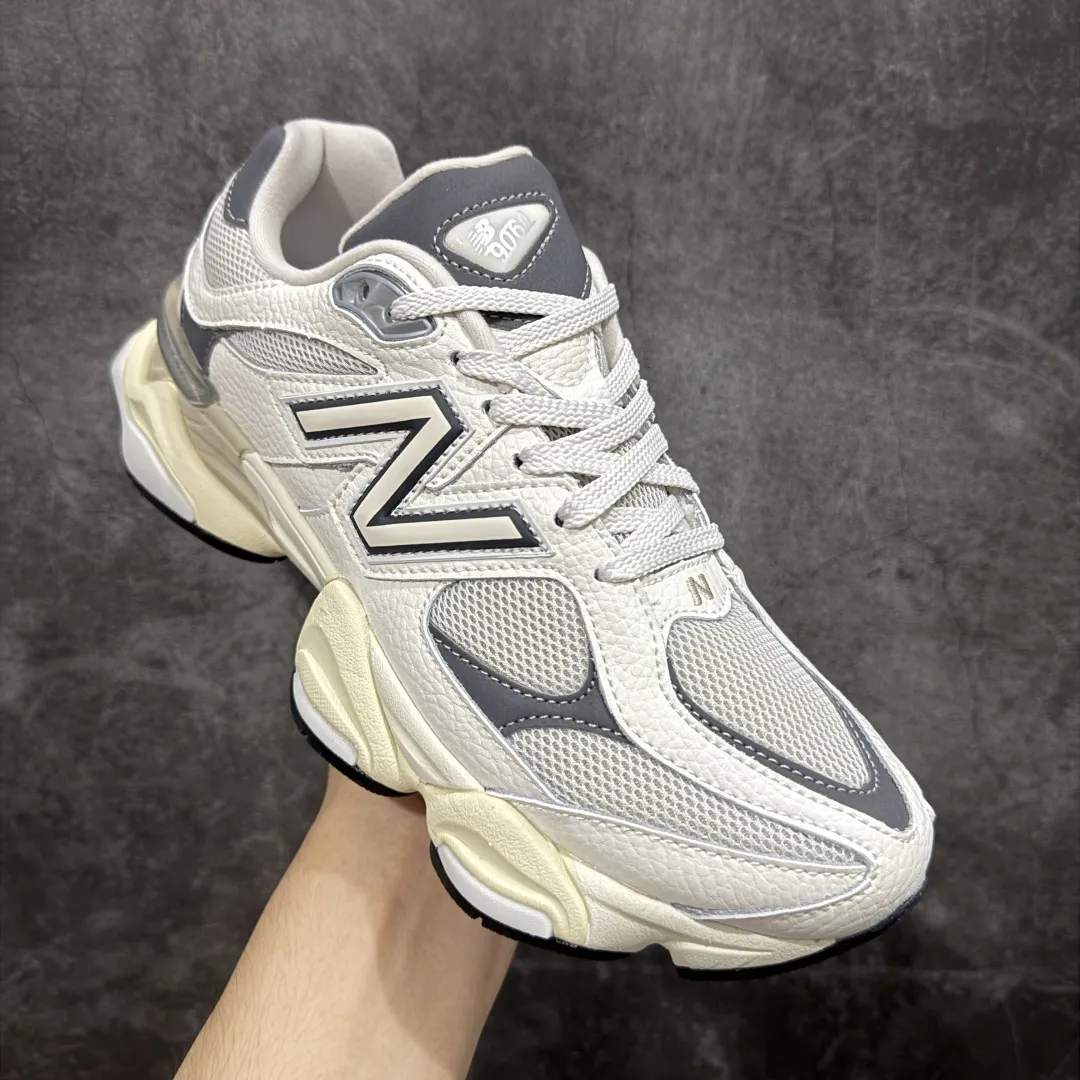 💰240【纯原版】 New Balance NB9060 联名款 复古休闲运动慢跑鞋 灰色 U9060AGA 全套原楦原纸板原厂数据开发 进口三明治网面 原装进口翻毛皮料正确绒感卡色 正确中底拉帮中底网布细节 原厂标裁 带紫光防伪 定制后跟透明水晶模块 冲裁组合 大底贴合程度胶水上色把控完美 整洁度挑战全网艺术家 多道序QC把关品质完善 匠心打造 耗时两个月开发完成 工艺极其复杂难度可想而知 新开独立私模大底 全网唯一正确六层组合大底 高端零售专供产物 Size:36 37 37.5 38 38.5 39.5 40 40.5 41.5 42 42.5 43 44 45 46.5