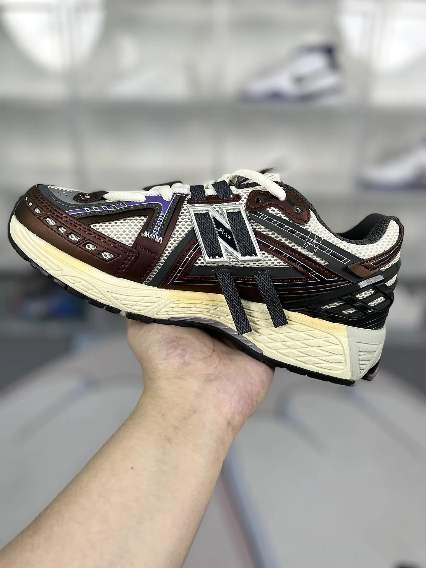 💰200 Z版纯原New Balance NB 1906A 龙年新品复古网面减震 低帮 休闲跑步鞋 男女同款 酒红解构 新百伦 ▪️New Balance以诞生于21世纪的科技跑鞋1906为蓝本，融合现代先锋科技与日常使用风格注入当代美学，革新演绎复古时尚。淋漓经典轮廓，致敬千福一代跑者的科技美学，1906R以现代设计语言还原初始配色，层次演绎时光更迭的魅力。 ▪️尺码：36-47（36 37 37.5 38 38.5 39.5 40 40.5 41.5 42 42.5 43 44 44.5 45 45.5 46.5 47） ▪️货号：M1906AR