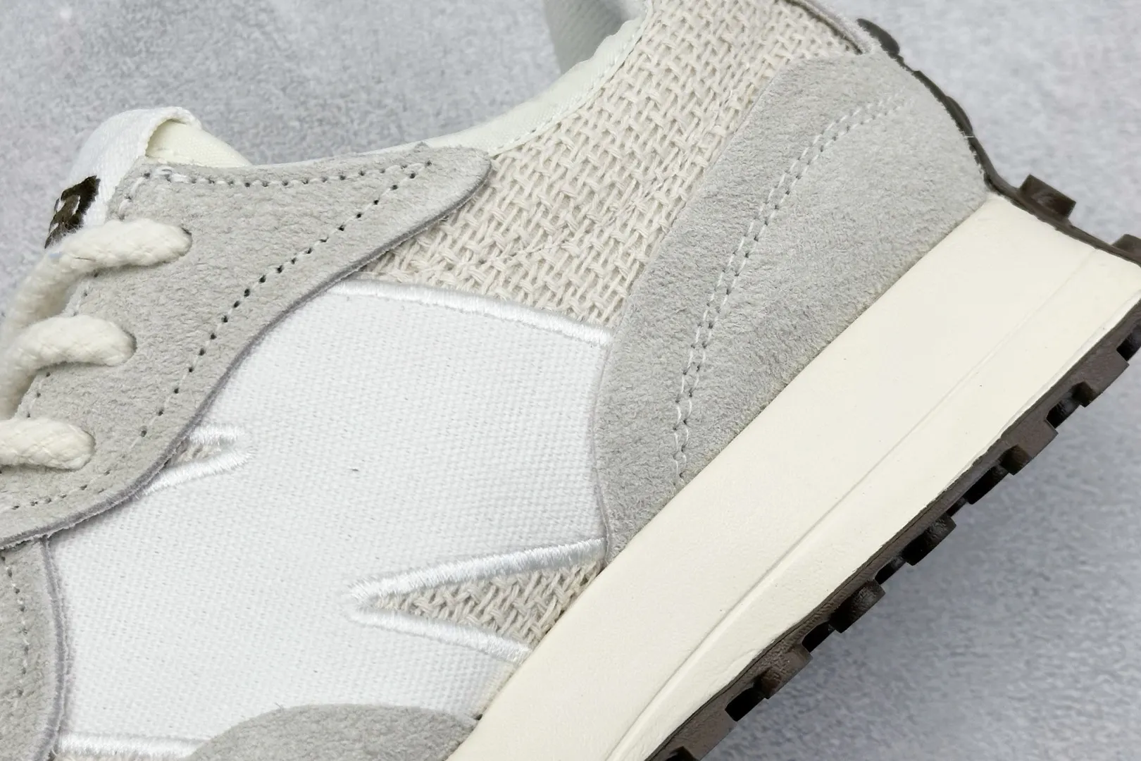 💰170 纯原 New Balance MS327 复古休闲运动慢跑鞋 全新 New Balance 327 系列,以更纯粹的复古风格设计打造的全新造型。侧身还以解构设计,将 N 字标志以做旧压花样式呈现,样式别具新意。而麂皮、冲孔皮革的塑造,则呈现出高级怀旧气质,也让鞋款在奢华时装风格与运动氛围之间达到了平衡 官方货号: U327WVA 尺码:36-45 编码:28