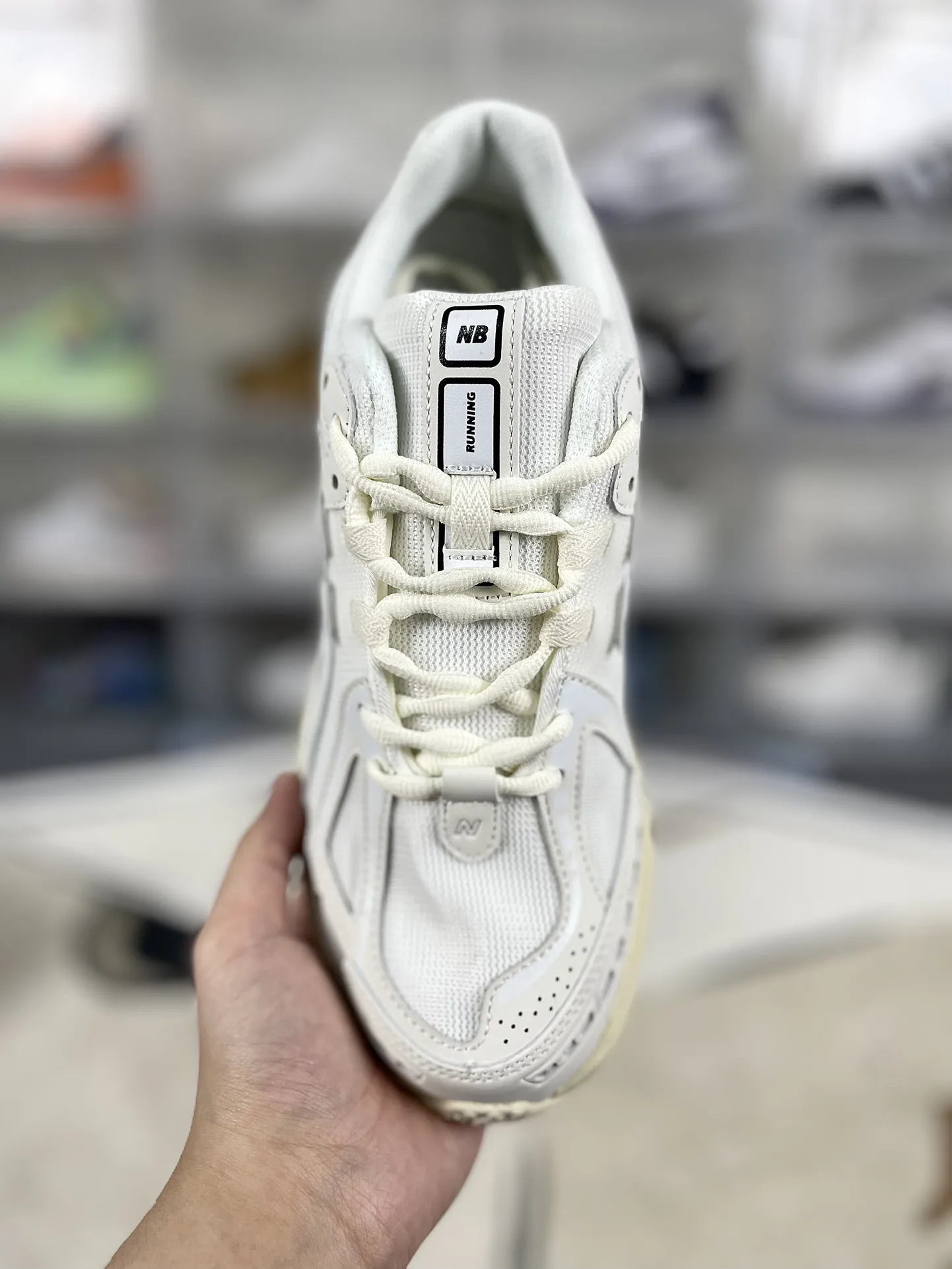 💰190 Z版纯原New Balance NB 1906R 舒适百搭减震支撑耐磨轻便透气防滑 低帮 休闲跑步鞋 男女同款 白色 ▪️New Balance以诞生于21世纪的科技跑鞋1906为蓝本,融合现代先锋科技与日常使用风格注入当代美学,革新演绎复古时尚。淋漓经典轮廓,致敬千福一代跑者的科技美学,1906R以现代设计语言还原初始配色,层次演绎时光更迭的魅力。 ▪️尺码:36-47(36 37 37.5 38 38.5 39.5 40 40.5 41.5 42 42.5 43 44 44.5 45 45.5 46.5 47) ▪️货号:M1906RWW