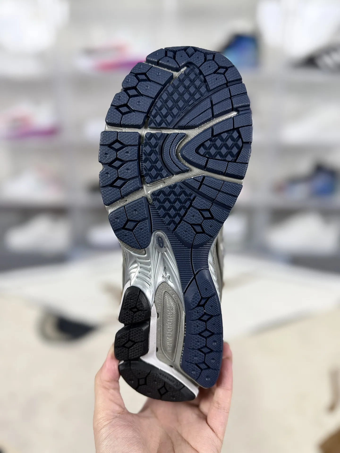 💰240 MR纯原 原厂麂皮New Balance NB 2002R 舒适 织物皮革防滑支撑轻便增高 低帮跑步鞋 男女款 中灰色 新百伦 ▪️New Balance 2002系列复古跑步鞋，是一款备受喜爱的鞋款。鞋面采用柔软的麂皮和尼龙网布或透气网眼织物与猪巴皮革的结合，不仅透气性好，质感十足，还带有浓厚的复古感。鞋舌上的品牌标志与鞋面融为一体，提升了整体的质感；鞋侧的N字Logo采用特殊处理，呈现出独特的复古效果。中底采用缓震材质或轻量化的EVA材料，能够有效缓冲运动中对膝盖的冲击。配备了ABZORB缓震技术，能够在跑步过程中吸收和分散冲击力，减少对脚部的压力。升级版的N-ERGY缓震物料或能量回弹技术，为脚底提供了极致的舒适体验，并能将跑步时产生的能量回馈给脚部，提供更强劲的推进力。鞋底采用独特的弹性材料或T-Beam大底设计，提供良好的支撑和稳定性。鞋面采用透气网眼材料，轻薄柔软，能够有效排汗和通风，保持脚部干爽，减少异味产生。NB2002跑鞋以其独特的复古风格、出色的舒适度和支撑性能赢得了广泛好评。无论是运动爱好者还是时尚潮人，都能在这款鞋中找到自己的心仪之选。 ▪️尺码：36-46.5（36 37 37.5 38 38.5 39.5 40 40.5 41.5 42 42.5 43 44 44.5 45 46.5） ▪️货号：ML2002RA