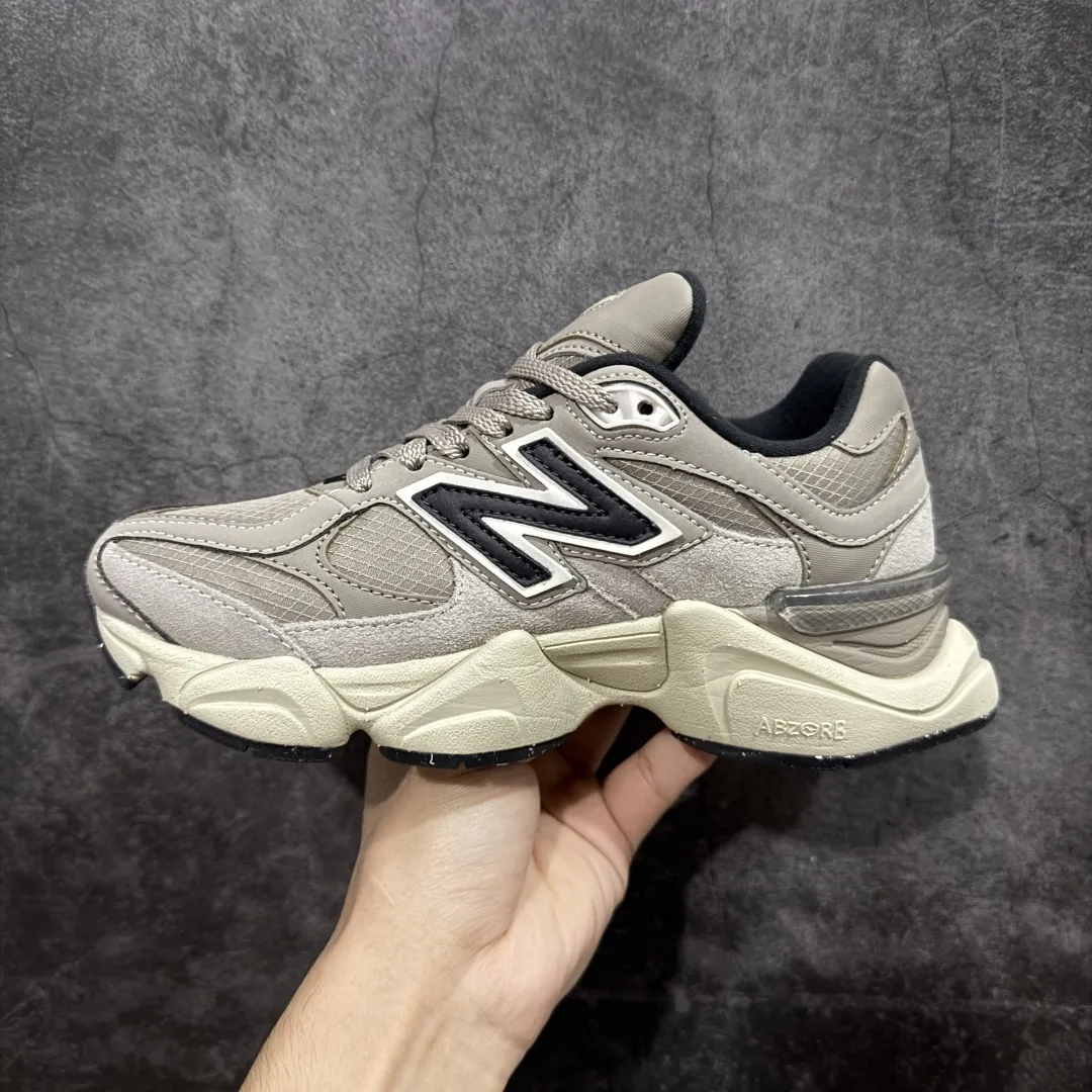 💰240【纯原版】 New Balance NB9060 联名款 复古休闲运动慢跑鞋 灰色 新百伦U9060ORD 全套原楦原纸板原厂数据开发 进口三明治网面 原装进口翻毛皮料正确绒感卡色 正确中底拉帮中底网布细节 原厂标裁 带紫光防伪 定制后跟透明水晶模块 冲裁组合 大底贴合程度胶水上色把控完美 整洁度挑战全网艺术家 多道序QC把关品质完善 匠心打造 耗时两个月开发完成 工艺极其复杂难度可想而知 新开独立私模大底 全网唯一正确六层组合大底 高端零售专供产物 Size:36 37 37.5 38 38.5 39 40 40.5 41 42 42.5 43 44 45 46.5 编码:JPC290300