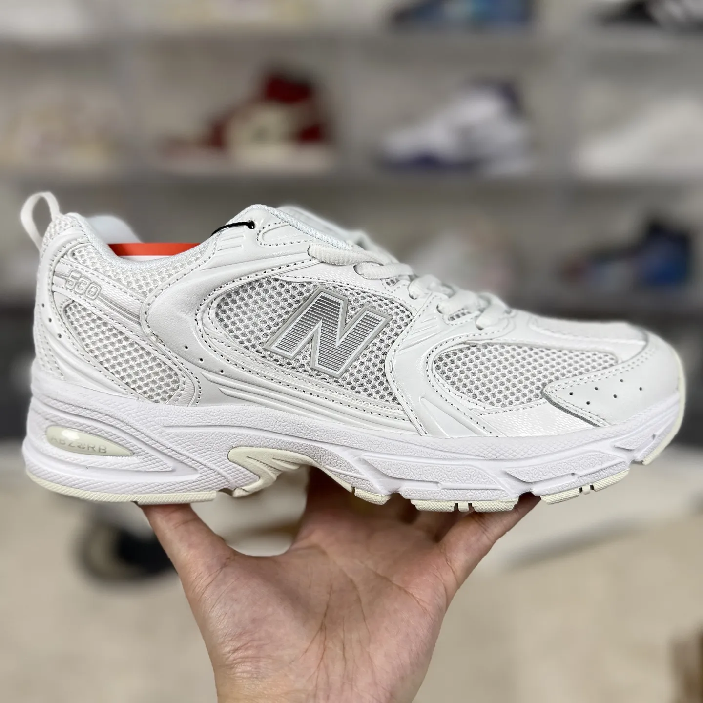 💰170 GS纯原New Balance NB 530 ABZORB 舒适 简约 网布减震防滑耐磨 低帮 休闲跑步鞋 男女同款 白色 新百伦 ▪️全新 New Balance 530 以极具复古风范的网面老爹鞋外观呈现。设计上全鞋以简约清爽的配色作基底，鞋身覆盖大面积织物网眼材质，并于鞋头、鞋带孔眼片等细节处点缀对比鲜明的反光银镀层凸显。鞋舌、侧身等位置则辅以一贯的&ldquo;N&rdquo;字标志和品牌徽标彰显身份，最后通过搭载的 ABZORB 缓震中底完善整体造型。 ▪️尺码：36-45（36 37 37.5 38 38.5 39.5 40 40.5 41.5 42 42.5 43 44 44.5 45） ▪️货号：MR530FW1