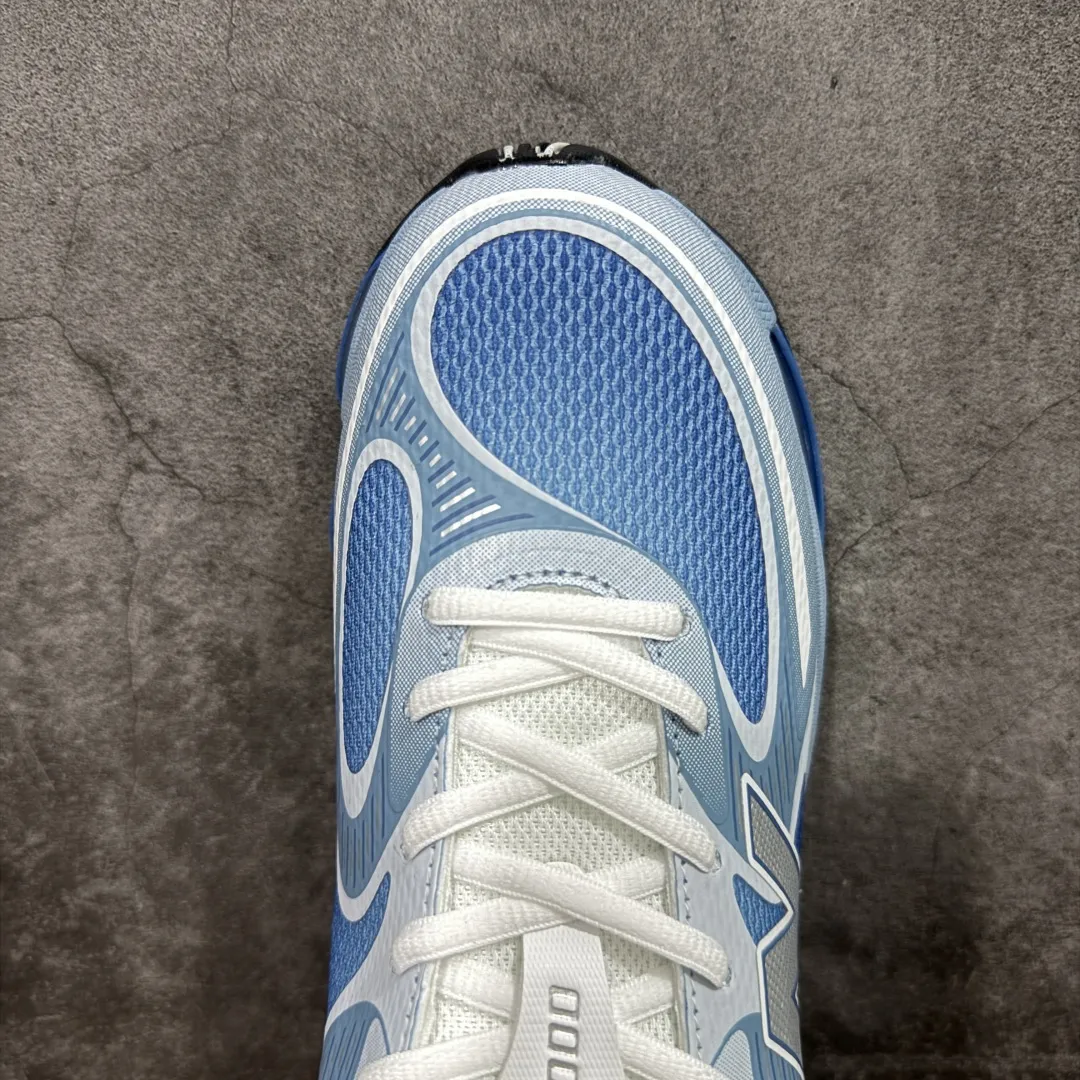 💰240 【纯原版】New Balance 新百伦 NB2000 网面休闲鞋 U2000PBB NB官方重磅新品 一款融合复古设计与现代科技的跑鞋,以其经典的造型和舒适脚感,成为2025年复古潮流爱好的推荐单品。 极具视觉冲击力的5根ABZORB单元,以及无缝鞋面的设计,加上3M反光材质的装饰,比之前推出的9060系列更夸张,更具未来感。 货号:U2000PBB 尺码 :36-46.5 编码:JPC280290