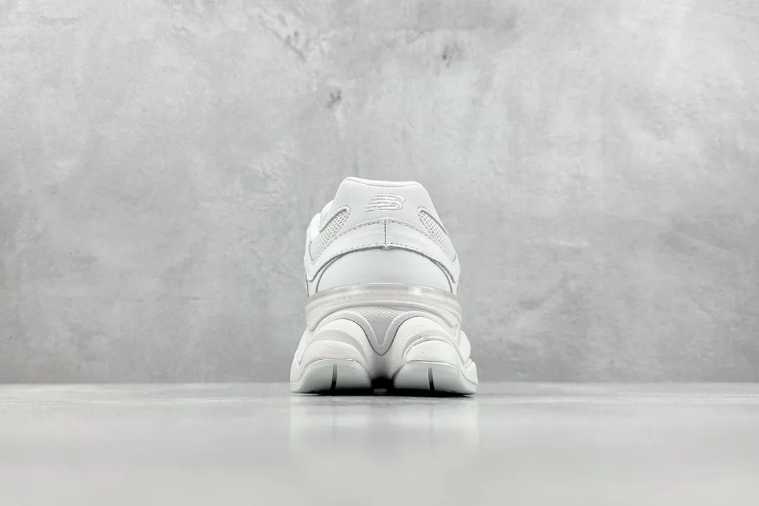 💰240 C版 Joe Freshgoods x New Balance NB9060 联名款 复古休闲运动慢跑鞋 鞋款灵感源自设计师本人对夏日的怀日回忆。鞋面大身由空间双格及磨砂鞋面拼接而生，配以柔和、温暖的粉橘色调，夏日氛围拉满#采用大面积网眼以及麂皮材质覆盖鞋身，还原经典气质。搭载ABZORB避震科技，由泡沫聚酯制成，上脚可以有效减少由鞋底反弹对身体及双腿的冲击力 官方货号: U9060NRJ 尺码：36 37 37.5 38 38.5 39.5 40 40.5 41.5 42 42.5 43 44 45 46.5 编码：YA5133