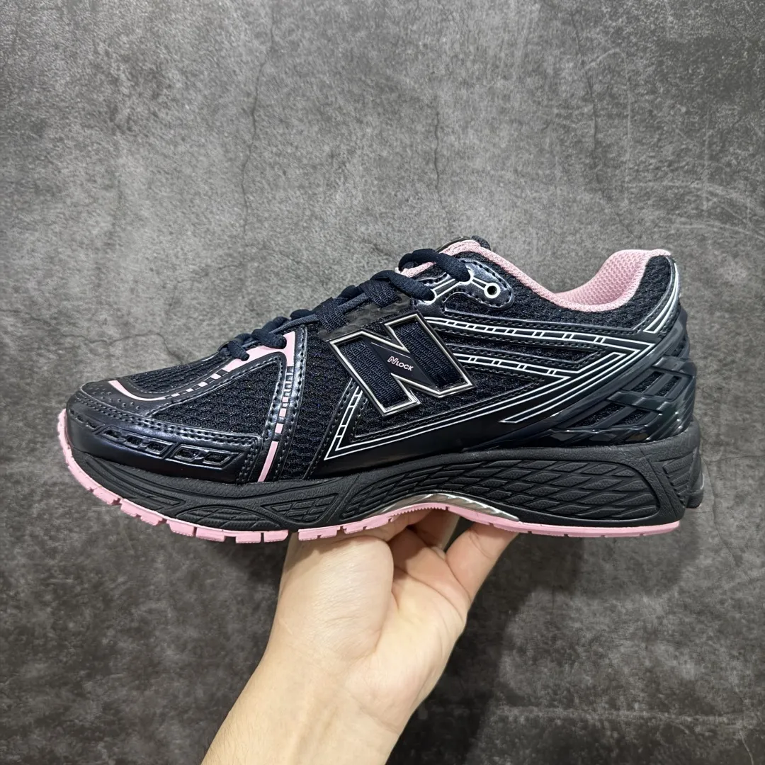 💰220【纯原版】NB新百伦New Balance NB1906 U1906RCU系列复古老爹风休闲运动慢跑鞋 采用轻质牛剖革拼接透气网眼衬垫织物鞋面材质#T-Beam大底提供足步弓支撑,保持步态稳定#后跟搭载外露缓震胶 鞋身整体以各种深浅不一的灰色覆盖,鞋头以淡蓝色调装饰,网眼衬垫通过不规律的色块实现做旧的美感,泛黄的鞋底更是进一步增添了复古气息。 尺码:36 37 37.5 38 38.5 39.5 40 40.5 41.5 42 42.5 43 44 45 46.5 编码:JP260280
