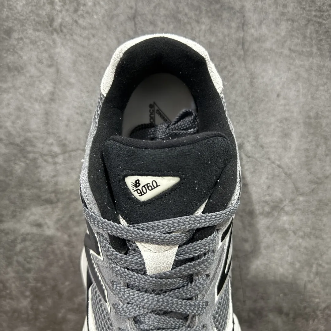 💰240【纯原C版】 New Balance NB9060 联名款 复古休闲运动慢跑鞋 黑灰色 U9060ERA 全套原楦原纸板原厂数据开发 进口三明治网面 原装进口翻毛皮料正确绒感卡色 正确中底拉帮中底网布细节 原厂标裁 带紫光防伪 定制后跟透明水晶模块 冲裁组合 大底贴合程度胶水上色把控完美 整洁度挑战全网艺术家 多道序QC把关品质完善 匠心打造 耗时两个月开发完成 工艺极其复杂难度可想而知 新开独立私模大底 全网唯一正确六层组合大底 高端零售专供产物 Size:36 37 37.5 38 38.5 39 40 40.5 41 42 42.5 43 44 45 46.5 编码:JPC290300