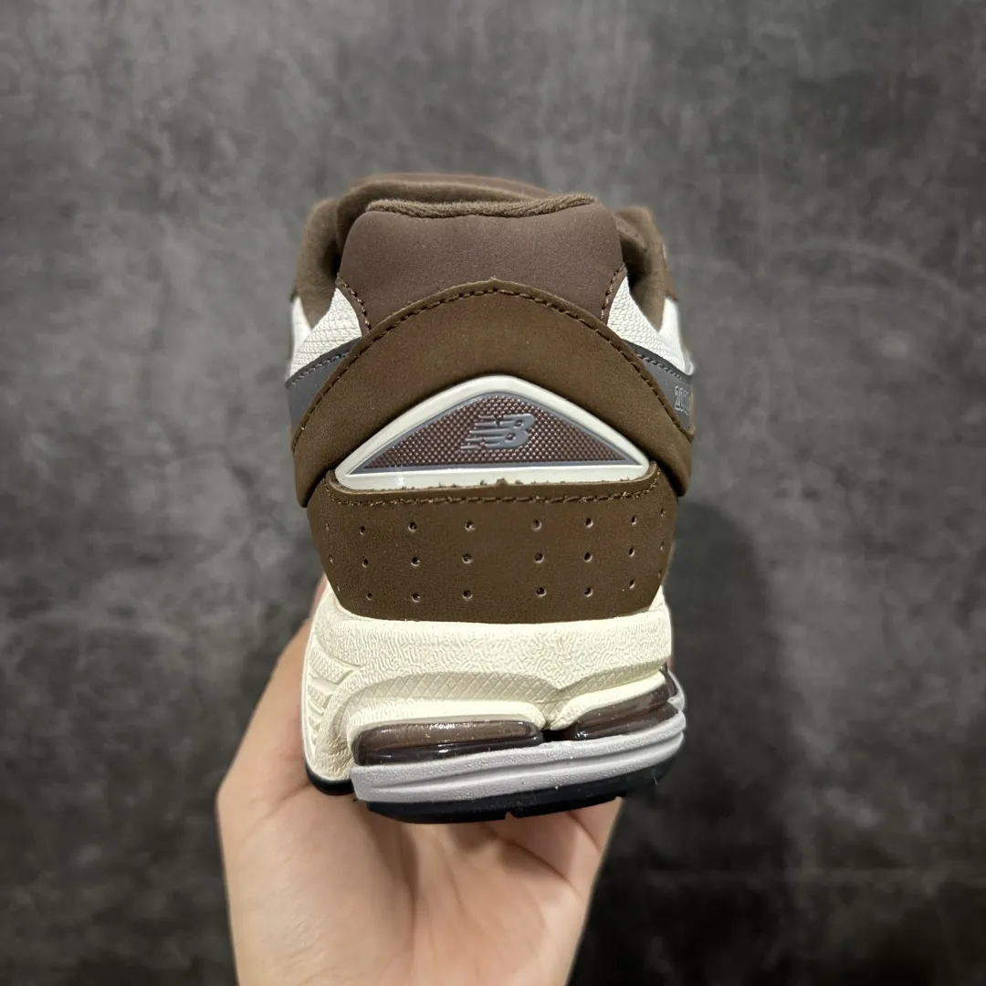 💰230 【BC纯原版】New Balance NB2002R系列 M2002RHS 全新版本 东莞大厂出品 市场第一梯队品质 绝对秒杀市场货 完美版型 正确组合大底 价格一步到位‼️ 全套原楦原纸板原厂数据开发 进口三明治网面 原装进口皮料正确绒感卡色 正确中底拉帮中底网布细节 原厂标裁 带紫光防伪 定制后跟透明水晶模块 冲裁组合 大底贴合程度胶水上色把控完美 整洁度挑战全网艺术家 多道序QC把关品质完善 匠心打造 耗时多月开发完成 工艺极其复杂难度可想而知 新开独立私模大底 正确六层组合大底 高端零售专供产物 Size:36 37 37.5 38 38.5 39 40 40.5 41 42 42.5 43 44 45 46 47.5 编码:GQB270280