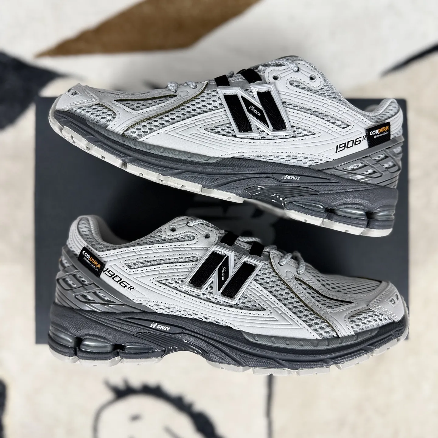 💰190 Z版纯原New Balance NB 1906R Cordura 柔软舒适防滑耐磨 低帮 休闲跑步鞋 男女同款 灰色 新百伦 ▪️New Balance以诞生于21世纪的科技跑鞋1906为蓝本,融合现代先锋科技与日常使用风格注入当代美学,革新演绎复古时尚。淋漓经典轮廓,致敬千福一代跑者的科技美学,1906R以现代设计语言还原初始配色,层次演绎时光更迭的魅力。 ▪️尺码:36-47(36 37 37.5 38 38.5 39.5 40 40.5 41.5 42 42.5 43 44 44.5 45 45.5 46.5 47) ▪️货号:U1906ROA