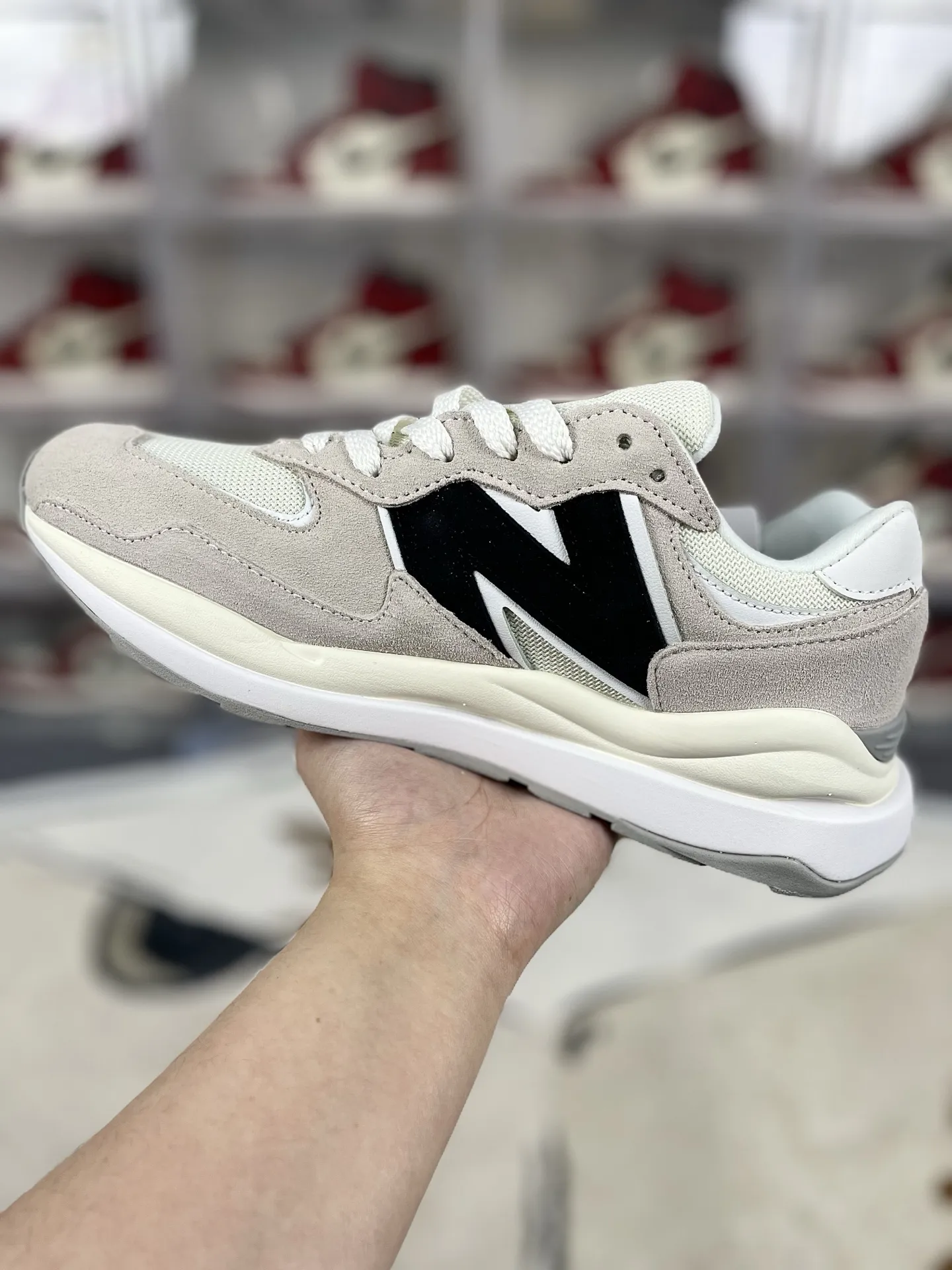 💰170 FX纯原New Balance NB 5740 复古 潮流 经典 皮革减震防滑耐磨 低帮 休闲跑步鞋 男女款 灰白黑 新百伦 ▪️NB5740跑鞋是一款集复古美学与现代科技于一身的鞋款。鞋面材质采用麂皮与网布的组合，左右脚材质差异化的设计（如翻毛皮与滑皮拼接），带来独特层次感。同时，鞋面上的反光N字Logo既呼应了90年代复古美学，又融入了现代潮流元素。中底采用泡沫与橡胶组合，提供了卓越的缓震效果，有效减少运动时对脚部的冲击力。网眼设计增强了透气性，搭配宽版鞋型，使得鞋子在保持包裹性的同时，也能确保穿着时的舒适度。无论是湿滑的路面还是干燥的环境，NB5740都能提供稳定的支撑和保护。其防滑外底和耐磨材质的设计，让鞋子在各种地形下都能保持出色的抓地力。无论是健身房锻炼还是户外跑步，NB5740都能轻松应对。其简约而不失时尚的外观设计，使得NB5740在日常休闲逛街时也同样引人注目。 ▪️尺码：36-45（36 37 37.5 38 38.5 39.5 40 40.5 41.5 42 42.5 43 44 44.5 45） ▪️货号：M5740CBC