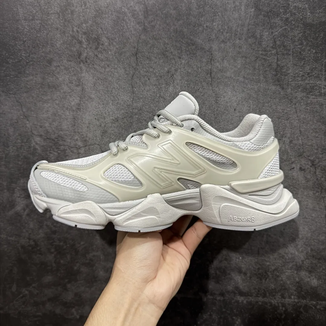 💰240【纯原版】 New Balance NB9060 联名款 复古休闲运动慢跑鞋 灰色 U9060IAB 全套原楦原纸板原厂数据开发 进口三明治网面 原装进口翻毛皮料正确绒感卡色 正确中底拉帮中底网布细节 原厂标裁 带紫光防伪 定制后跟透明水晶模块 冲裁组合 大底贴合程度胶水上色把控完美 整洁度挑战全网艺术家 多道序QC把关品质完善 匠心打造 耗时两个月开发完成 工艺极其复杂难度可想而知 新开独立私模大底 全网唯一正确六层组合大底 高端零售专供产物 Size：36 37 37.5 38 38.5 39 40 40.5 41 42 42.5 43 44 45 46.5 编码：JPC290300