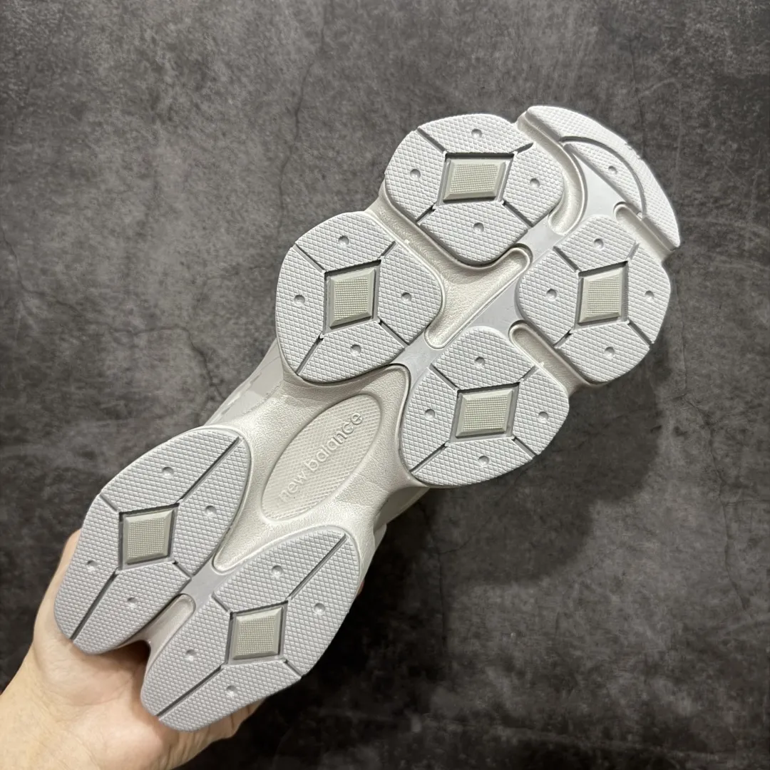 💰240【纯原版】 New Balance NB9060 联名款 复古休闲运动慢跑鞋 灰色 U9060IAB 全套原楦原纸板原厂数据开发 进口三明治网面 原装进口翻毛皮料正确绒感卡色 正确中底拉帮中底网布细节 原厂标裁 带紫光防伪 定制后跟透明水晶模块 冲裁组合 大底贴合程度胶水上色把控完美 整洁度挑战全网艺术家 多道序QC把关品质完善 匠心打造 耗时两个月开发完成 工艺极其复杂难度可想而知 新开独立私模大底 全网唯一正确六层组合大底 高端零售专供产物 Size:36 37 37.5 38 38.5 39 40 40.5 41 42 42.5 43 44 45 46.5 编码:JPC290300
