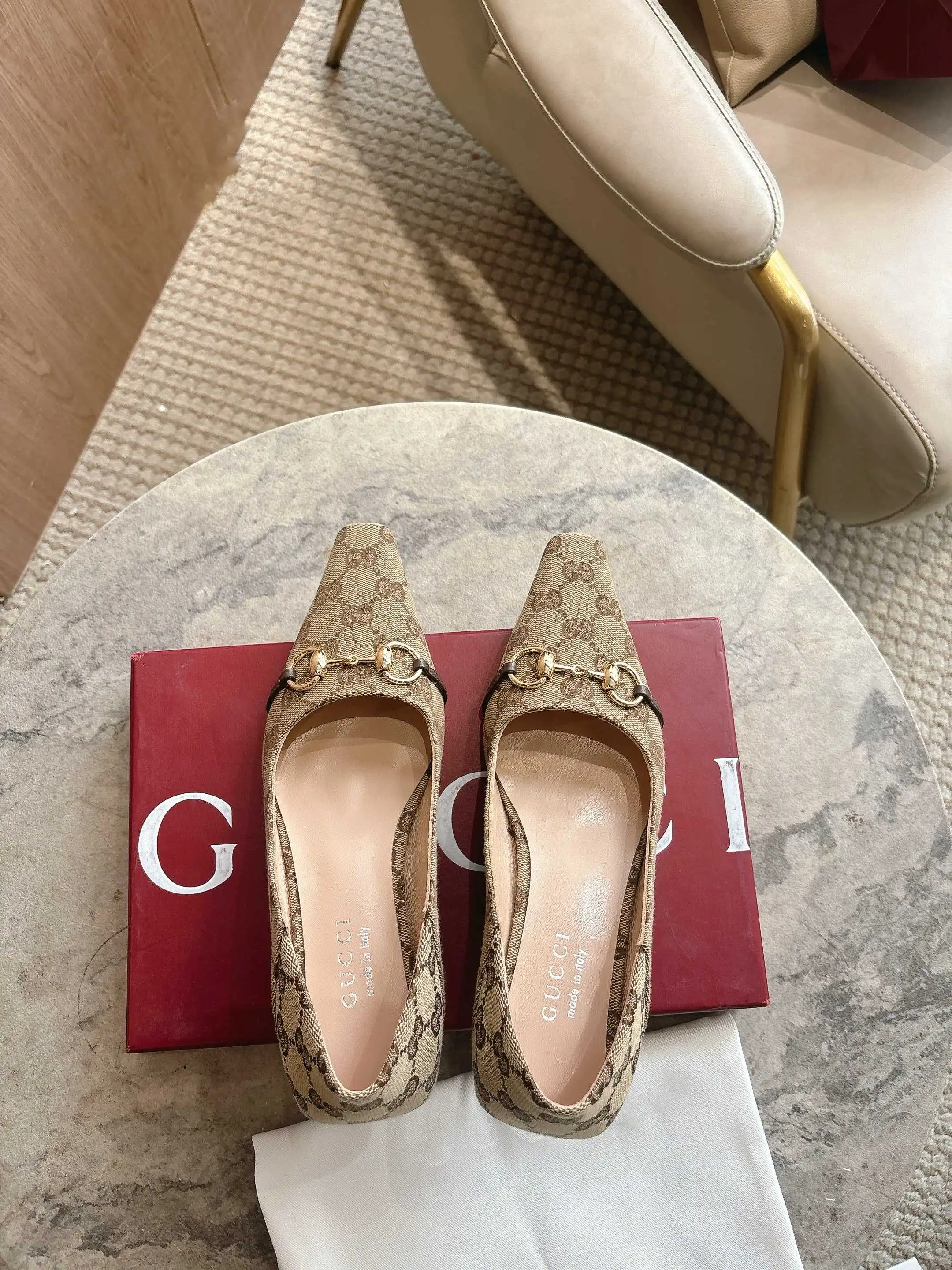 3570-1 杏G&yen;270（35-42）2026春夏系列全新上市。Vittoria系列以简约利落的加长鞋头与锥形鞋跟匠心呈献出众柔软的鞋履廓形，为《La Famiglia》增添亮眼新作。这款鞋履甄选柔软皮革打造，后帮可向下翻折，一展随性优雅气韵。其鞋款名称正源于此设计巧思。 双G布 金色调配件 米色皮革衬里 马衔扣和同款金属质感饰面&ldquo;Made in Italy by Gucci&rdquo;标识 加长微方鞋头 皮革鞋底 皮革包覆锥形鞋跟，饰金属片 中跟 高度：5.5厘米