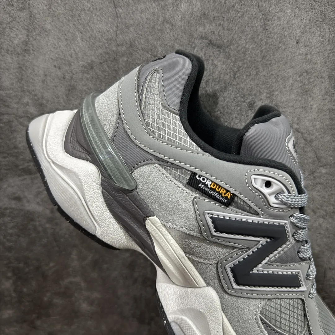 💰240【纯原版】 New Balance NB9060 联名款 复古休闲运动慢跑鞋 灰色 U9060ORB 全套原楦原纸板原厂数据开发 进口三明治网面 原装进口翻毛皮料正确绒感卡色 正确中底拉帮中底网布细节 原厂标裁 带紫光防伪 定制后跟透明水晶模块 冲裁组合 大底贴合程度胶水上色把控完美 整洁度挑战全网艺术家 多道序QC把关品质完善 匠心打造 耗时两个月开发完成 工艺极其复杂难度可想而知 新开独立私模大底 全网唯一正确六层组合大底 高端零售专供产物 Size：36 37 37.5 38 38.5 39 40 40.5 41 42 42.5 43 44 45 46.5 编码：JPC290300