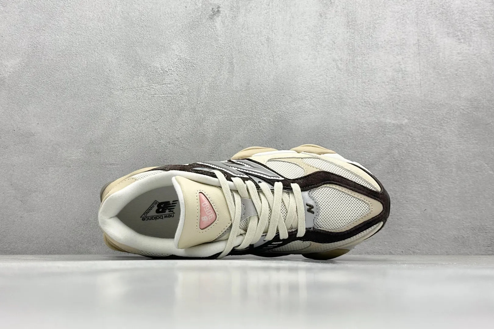 💰240 C版 Joe Freshgoods x New Balance NB9060 联名款 复古休闲运动慢跑鞋 #鞋款灵感源自设计师本人对夏日的怀日回忆。鞋面大身由空间双格及磨砂鞋面拼接而生,配以柔和、温暖的粉橘色调,夏日氛围拉满 #采用大面积网眼以及麂皮材质覆盖鞋身,还原经典气质。搭载ABZORB避震科技,由泡沫聚酯制成,上脚可以有效减少由鞋底反弹对身体及双腿的冲击力 货号: U9060FLP 尺码:36 37 37.5 38 38.5 39 40 40.5 41 42 42.5 43 44 44.5 45 46.5 编码:33