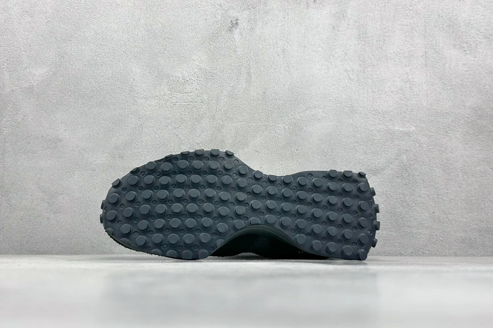 💰170 纯原New Balance MS327 复古休闲运动慢跑鞋 全新 New Balance 327 系列,以更纯粹的复古风格设计打造的全新造型。侧身还以解构设计,将 N 字标志以做旧压花样式呈现,样式别具新意。而麂皮、冲孔皮革的塑造,则呈现出高级怀旧气质,也让鞋款在奢华时装风格与运动氛围之间达到了平衡 官方货号: U327WVE 尺码:36-45 编码:28