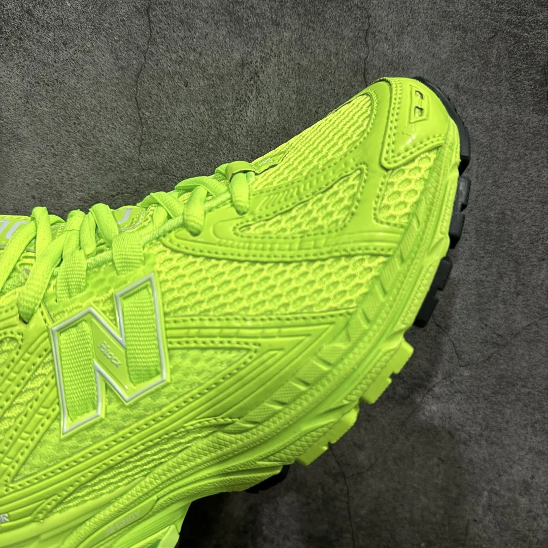 💰220【纯原版】NB新百伦New Balance M1906R M1906RAA系列复古老爹风休闲运动慢跑鞋 采用轻质牛剖革拼接透气网眼衬垫织物鞋面材质#T-Beam大底提供足步弓支撑,保持步态稳定#后跟搭载外露缓震胶 鞋身整体以各种深浅不一的灰色覆盖,鞋头以淡蓝色调装饰,网眼衬垫通过不规律的色块实现做旧的美感,泛黄的鞋底更是进一步增添了复古气息。 尺码:36 37 37.5 38 38.5 39.5 40 40.5 41.5 42 42.5 43 44 45 46.5 编码:JP260280
