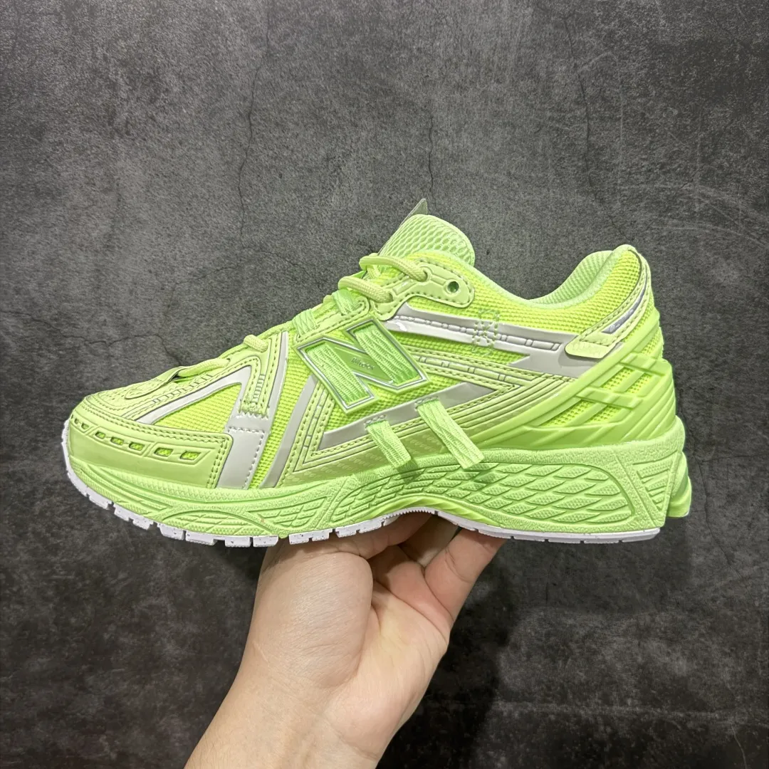 💰220【纯原版】NB新百伦New Balance NB1906 U1906AF系列复古老爹风休闲运动慢跑鞋 采用轻质牛剖革拼接透气网眼衬垫织物鞋面材质#T-Beam大底提供足步弓支撑,保持步态稳定#后跟搭载外露缓震胶 鞋身整体以各种深浅不一的灰色覆盖,鞋头以淡蓝色调装饰,网眼衬垫通过不规律的色块实现做旧的美感,泛黄的鞋底更是进一步增添了复古气息。 尺码:36 37 37.5 38 38.5 39.5 40 40.5 41.5 42 42.5 43 44 45 46.5 编码:JP260280