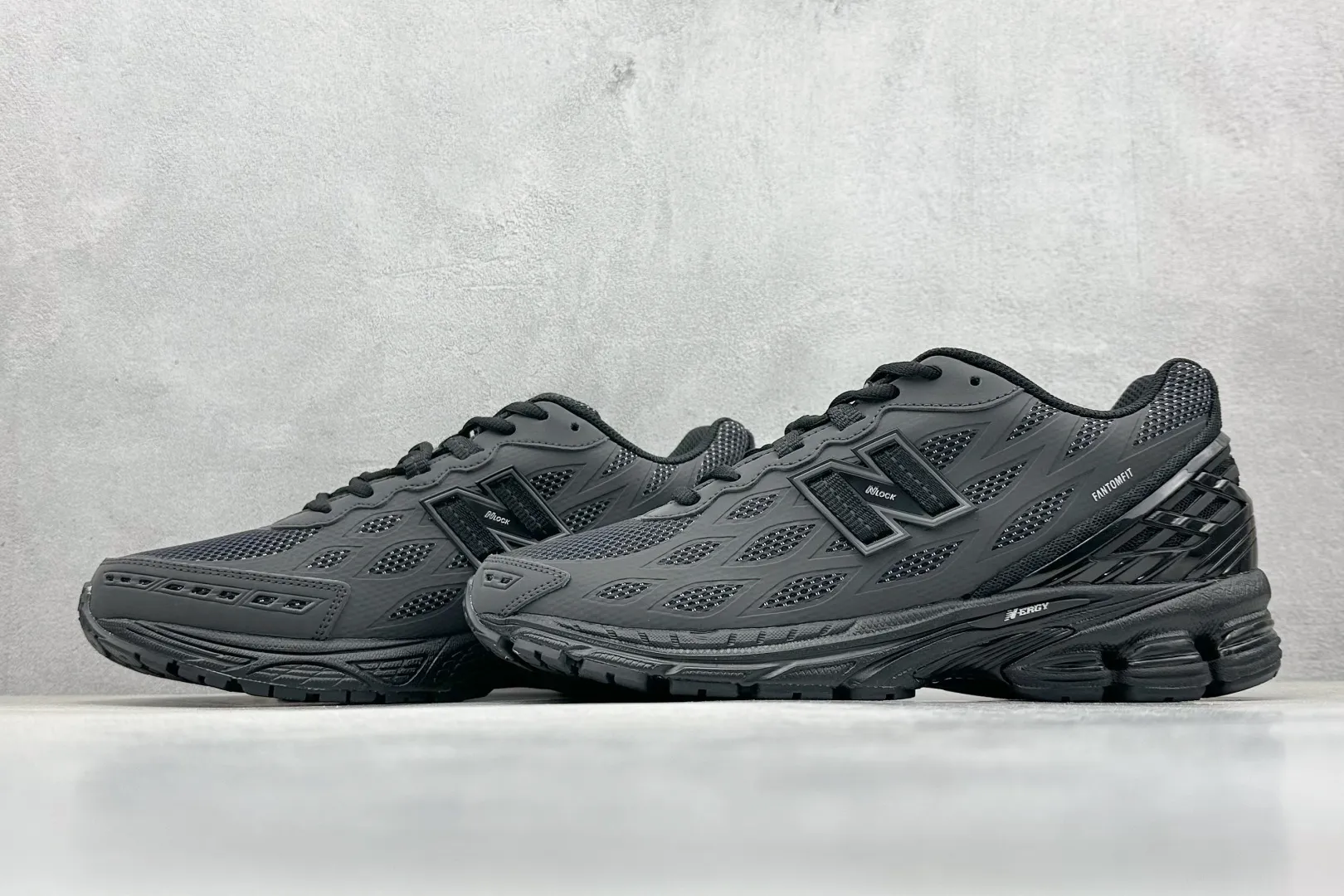 💰220 C版 New Balance 1906系列复古老爹风休闲运动慢跑鞋 #采用轻质牛剖革拼接透气网眼衬垫织物鞋面材质 T-Beam大底提供足步弓支撑,保持步态稳定 后跟搭载外露缓震胶 货号:U1906WFD 尺码:36 37 37.5 38 38.5 39 40 40.5 41 42 42.5 43 44 44.5 45 46.5 编码:33