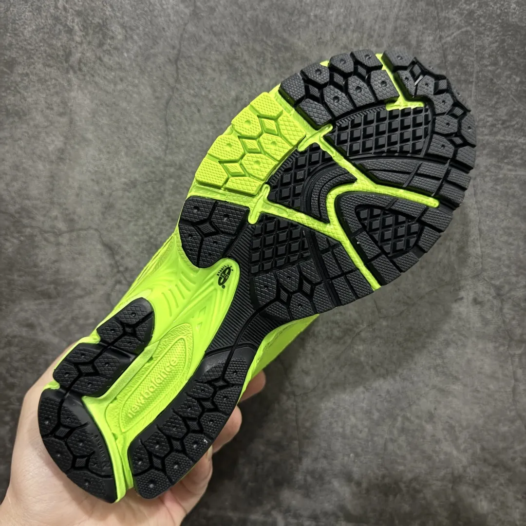 💰220【纯原版】NB新百伦New Balance M1906R M1906RAA系列复古老爹风休闲运动慢跑鞋 采用轻质牛剖革拼接透气网眼衬垫织物鞋面材质#T-Beam大底提供足步弓支撑,保持步态稳定#后跟搭载外露缓震胶 鞋身整体以各种深浅不一的灰色覆盖,鞋头以淡蓝色调装饰,网眼衬垫通过不规律的色块实现做旧的美感,泛黄的鞋底更是进一步增添了复古气息。 尺码:36 37 37.5 38 38.5 39.5 40 40.5 41.5 42 42.5 43 44 45 46.5 编码:JP260280