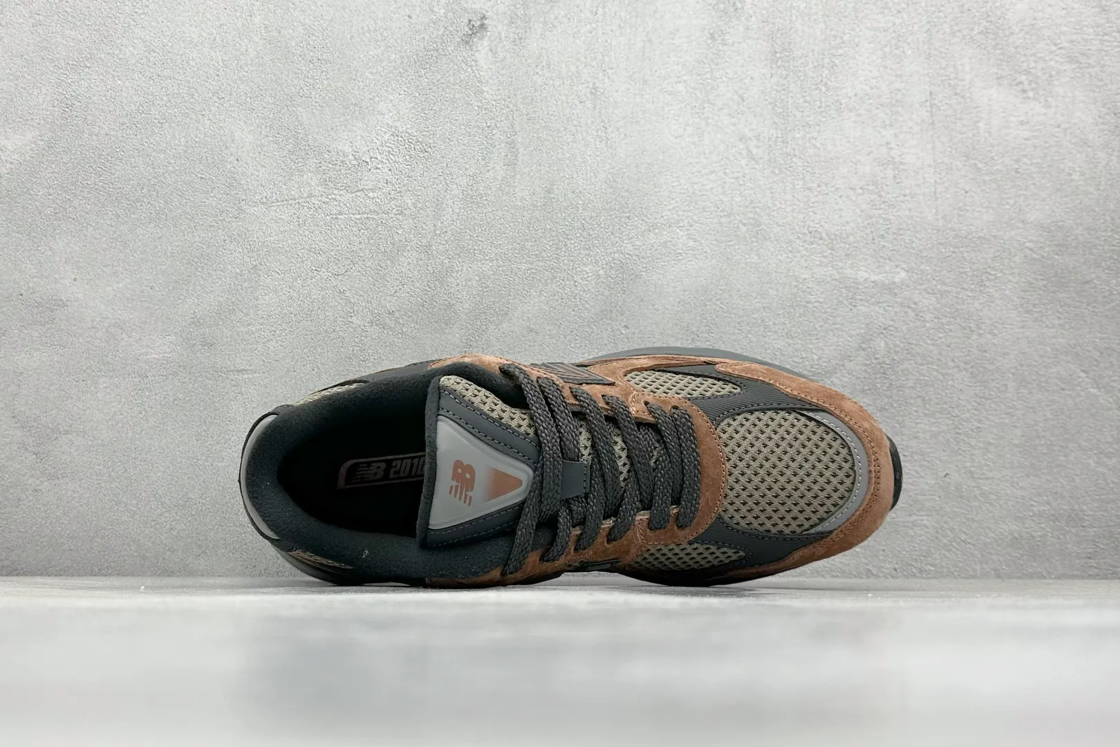 💰240 C版 NB New Balance 2010系列 新百伦经典复古休闲运动板鞋 以ENCAP中底配以升级版 N-ERGY缓震物料 鞋面则采用特色的柔软麂皮搭 以NewBalance经典的尼龙网布 低调中还原跑鞋本真 更年轻化的设计理念与材质 让新世代青年得以用全新视角体验经典鞋款的传奇魅力 官方货号：M2010BRN 尺码：36 37 37.5 38 38.5 39.5 40 40.5 41.5 42 42.5 43 44 45 46.5 编码：33