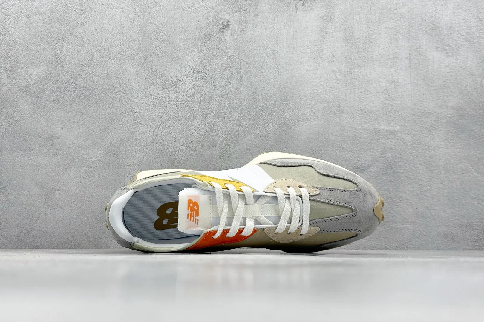 💰170 纯原New Balance MS327 复古休闲运动慢跑鞋 全新 New Balance 327 系列，以更纯粹的复古风格设计打造的全新造型。侧身还以解构设计，将 N 字标志以做旧压花样式呈现，样式别具新意。而麂皮、冲孔皮革的塑造，则呈现出高级怀旧气质，也让鞋款在奢华时装风格与运动氛围之间达到了平衡 官方货号: MS327MS 尺码：36-45 编码：28