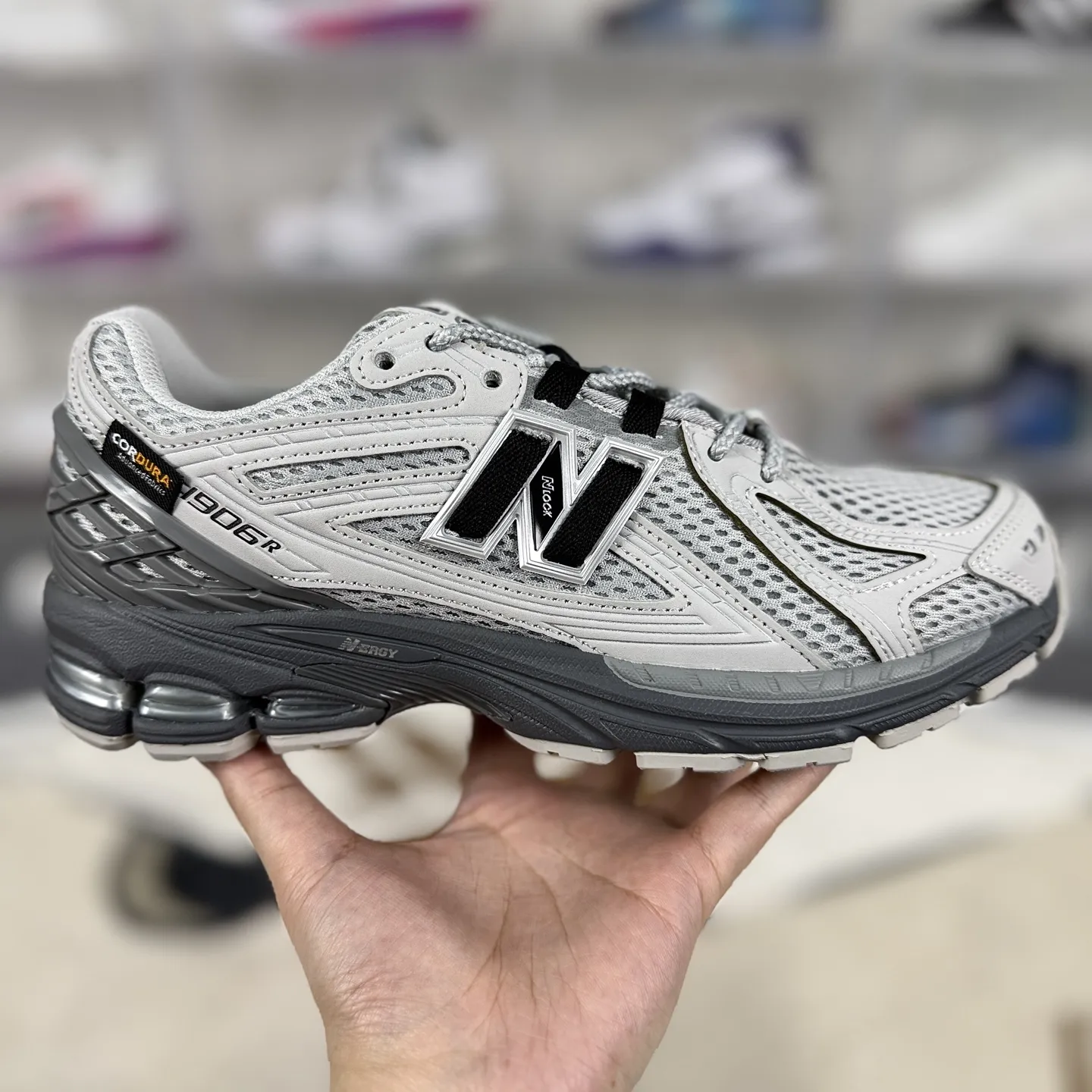 💰190 Z版纯原New Balance NB 1906R Cordura 柔软舒适防滑耐磨 低帮 休闲跑步鞋 男女同款 灰色 新百伦 ▪️New Balance以诞生于21世纪的科技跑鞋1906为蓝本，融合现代先锋科技与日常使用风格注入当代美学，革新演绎复古时尚。淋漓经典轮廓，致敬千福一代跑者的科技美学，1906R以现代设计语言还原初始配色，层次演绎时光更迭的魅力。 ▪️尺码：36-47（36 37 37.5 38 38.5 39.5 40 40.5 41.5 42 42.5 43 44 44.5 45 45.5 46.5 47） ▪️货号：U1906ROA