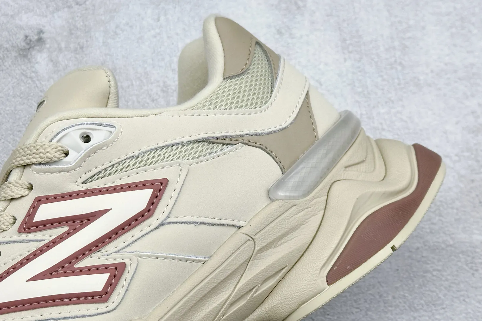 💰240 C版 Joe Freshgoods x New Balance NB9060 联名款 复古休闲运动慢跑鞋 #鞋款灵感源自设计师本人对夏日的怀日回忆。鞋面大身由空间双格及磨砂鞋面拼接而生,配以柔和、温暖的粉橘色调,夏日氛围拉满 #采用大面积网眼以及麂皮材质覆盖鞋身,还原经典气质。搭载ABZORB避震科技,由泡沫聚酯制成,上脚可以有效减少由鞋底反弹对身体及双腿的冲击力 货号: U9060ZGC 尺码:36 37 37.5 38 38.5 39 40 40.5 41 42 42.5 43 44 44.5 45 46.5 编码:33