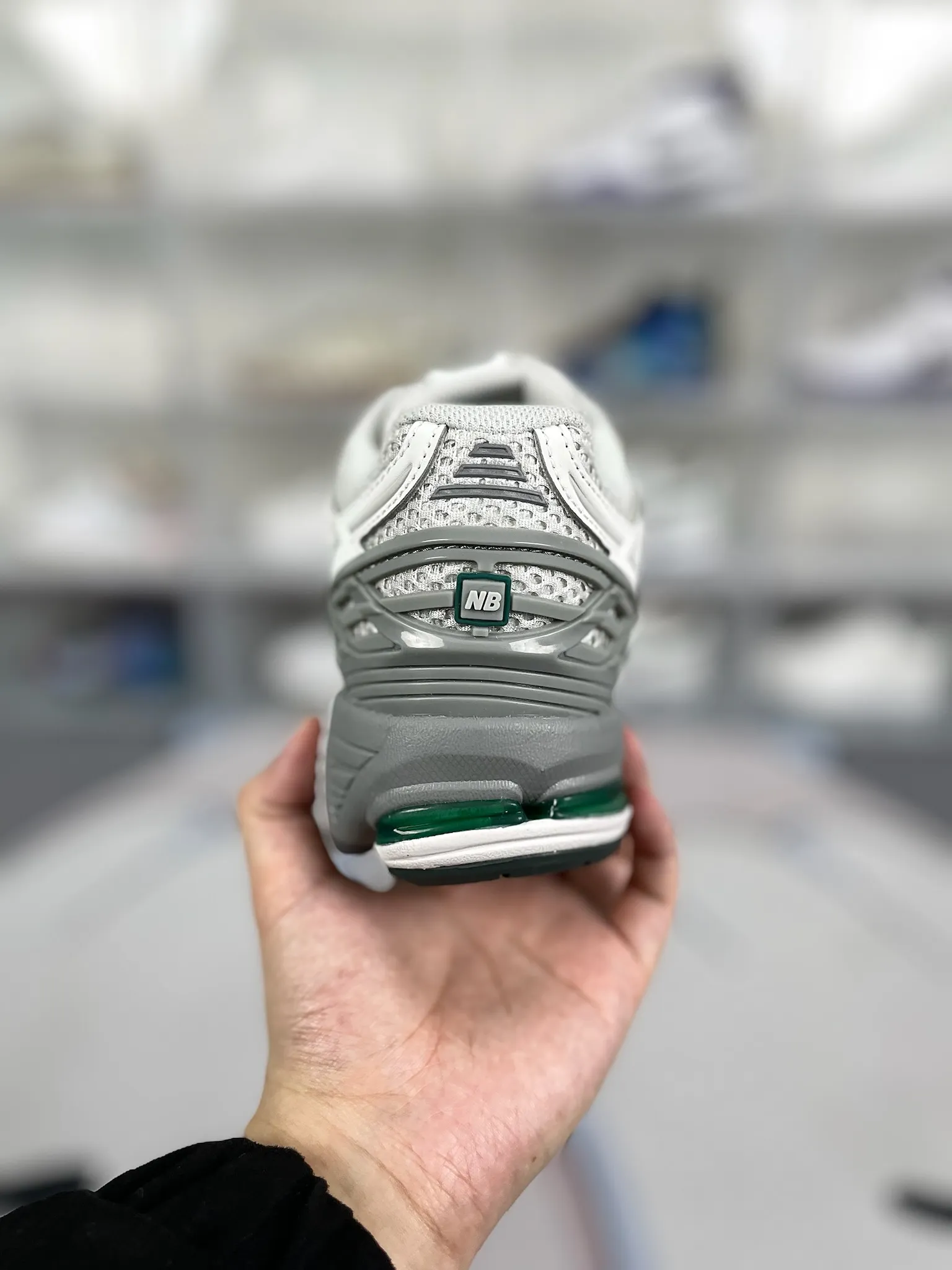 💰190 Z版纯原New Balance NB 1906R 龙年新品 格雷系 防滑透气 低帮 生活休闲鞋 男女同款 灰白色 新百伦 ▪️New Balance以诞生于21世纪的科技跑鞋1906为蓝本,融合现代先锋科技与日常使用风格注入当代美学,革新演绎复古时尚。淋漓经典轮廓,致敬千福一代跑者的科技美学,1906R以现代设计语言还原初始配色,层次演绎时光更迭的魅力。 ▪️尺码:36-45(36 37 37.5 38 38.5 39.5 40 40.5 41.5 42 42.5 43 44 44.5 45) ▪️货号:M1906RGP