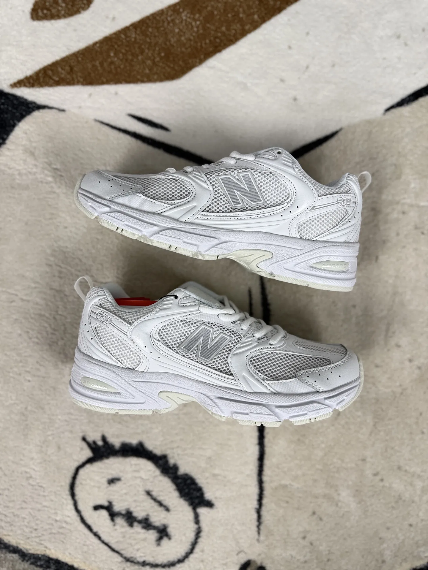 💰170 GS纯原New Balance NB 530 ABZORB 舒适 简约 网布减震防滑耐磨 低帮 休闲跑步鞋 男女同款 白色 新百伦 ▪️全新 New Balance 530 以极具复古风范的网面老爹鞋外观呈现。设计上全鞋以简约清爽的配色作基底，鞋身覆盖大面积织物网眼材质，并于鞋头、鞋带孔眼片等细节处点缀对比鲜明的反光银镀层凸显。鞋舌、侧身等位置则辅以一贯的&ldquo;N&rdquo;字标志和品牌徽标彰显身份，最后通过搭载的 ABZORB 缓震中底完善整体造型。 ▪️尺码：36-45（36 37 37.5 38 38.5 39.5 40 40.5 41.5 42 42.5 43 44 44.5 45） ▪️货号：MR530FW1