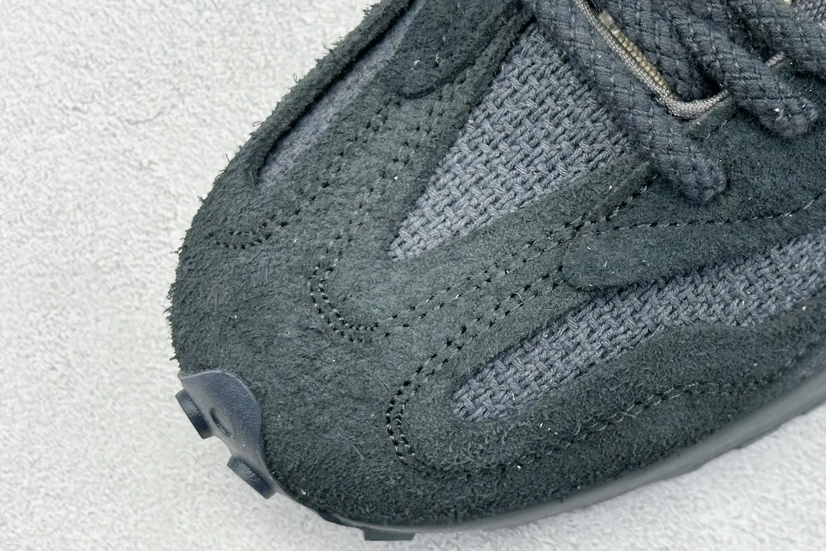 💰170 纯原New Balance MS327 复古休闲运动慢跑鞋 全新 New Balance 327 系列,以更纯粹的复古风格设计打造的全新造型。侧身还以解构设计,将 N 字标志以做旧压花样式呈现,样式别具新意。而麂皮、冲孔皮革的塑造,则呈现出高级怀旧气质,也让鞋款在奢华时装风格与运动氛围之间达到了平衡 官方货号: U327WVE 尺码:36-45 编码:28