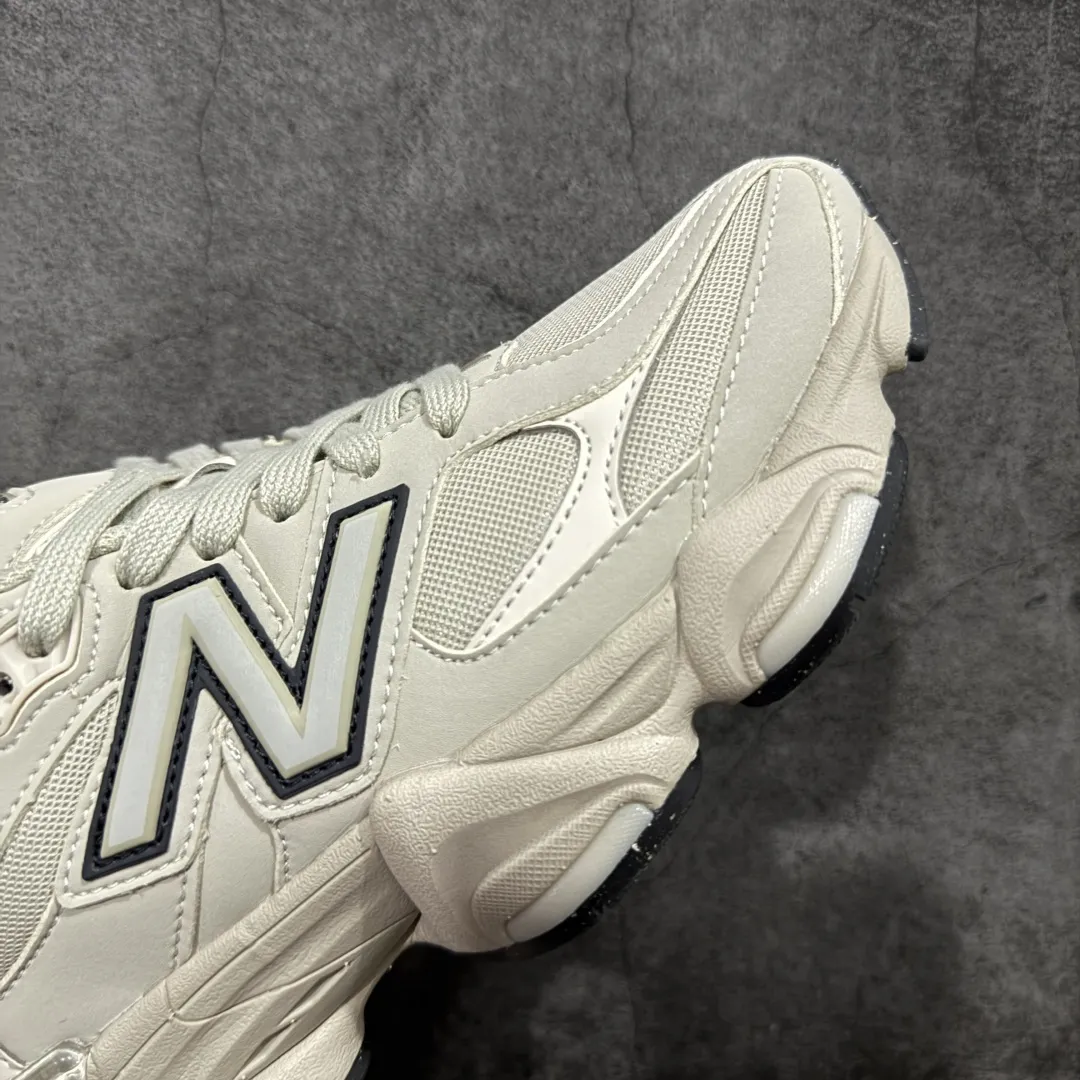 💰240【纯原版】 New Balance NB9060 联名款 复古休闲运动慢跑鞋 U906078T 全套原楦原纸板原厂数据开发 进口三明治网面 原装进口翻毛皮料正确绒感卡色 正确中底拉帮中底网布细节 原厂标裁 带紫光防伪 定制后跟透明水晶模块 冲裁组合 大底贴合程度胶水上色把控完美 整洁度挑战全网艺术家 多道序QC把关品质完善 匠心打造 耗时两个月开发完成 工艺极其复杂难度可想而知 新开独立私模大底 全网唯一正确六层组合大底 高端零售专供产物 Size：36 37 37.5 38 38.5 39.5 40 40.5 41.5 42 42.5 43 44 45 46.5 编码：JPC290300