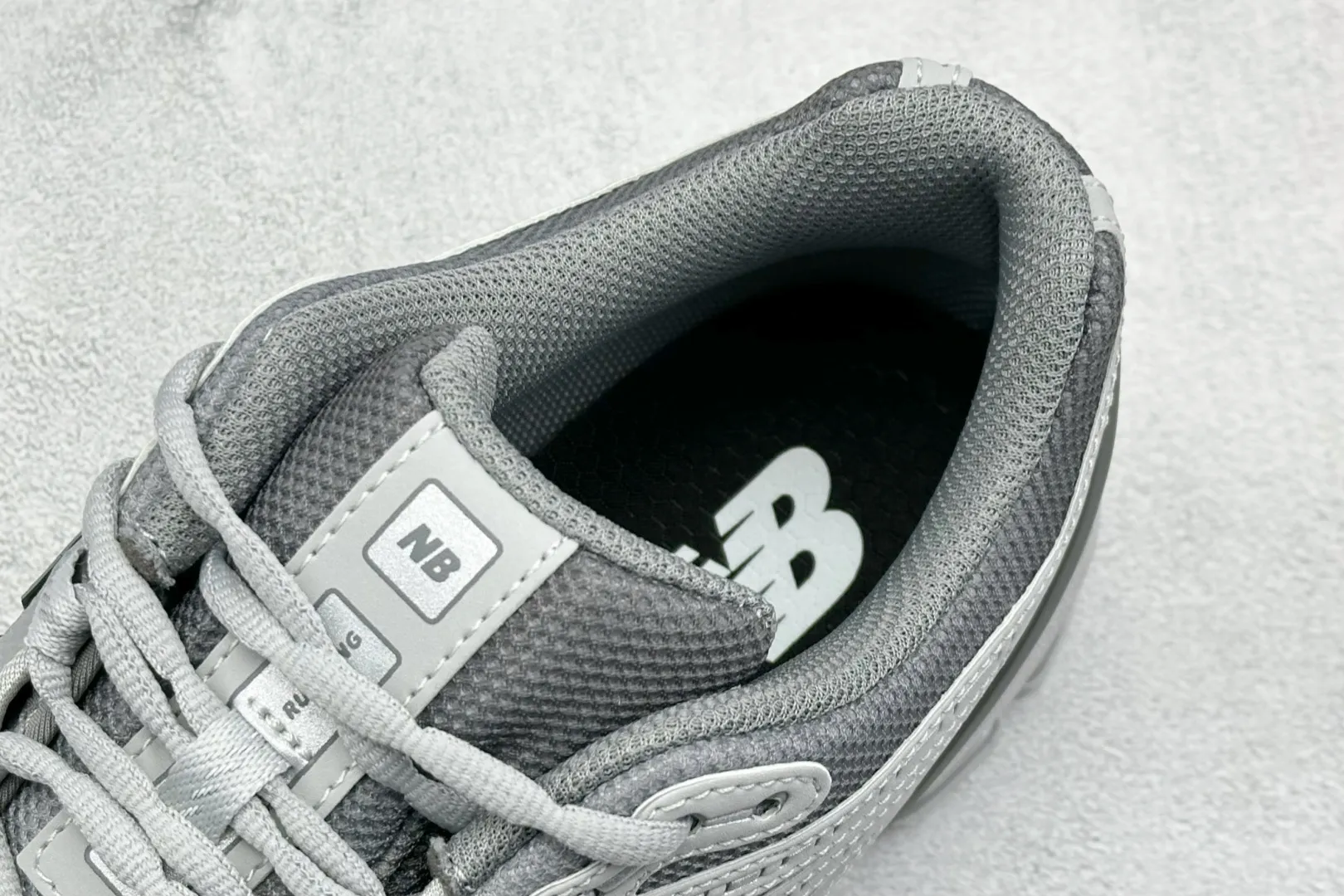 💰220 C版 New Balance 1906系列复古老爹风休闲运动慢跑鞋 #采用轻质牛剖革拼接透气网眼衬垫织物鞋面材质 T-Beam大底提供足步弓支撑,保持步态稳定 后跟搭载外露缓震胶 货号:U1906RNY 尺码:36 37 37.5 38 38.5 39.5 40 40.5 41.5 42 42.5 43 44 44.5 45 46.5 编码:33