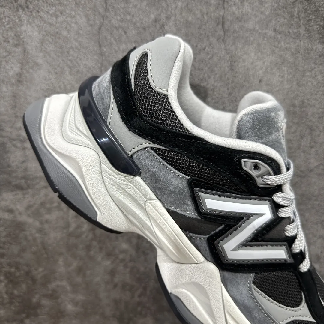 💰240【纯原版】 New Balance NB9060 联名款 复古休闲运动慢跑鞋 黑灰色U9060JBD 全套原楦原纸板原厂数据开发 进口三明治网面 原装进口翻毛皮料正确绒感卡色 正确中底拉帮中底网布细节 原厂标裁 带紫光防伪 定制后跟透明水晶模块 冲裁组合 大底贴合程度胶水上色把控完美 整洁度挑战全网艺术家 多道序QC把关品质完善 匠心打造 耗时两个月开发完成 工艺极其复杂难度可想而知 新开独立私模大底 全网唯一正确六层组合大底 高端零售专供产物 Size：36 37 37.5 38 38.5 39 40 40.5 41 42 42.5 43 44 45 46.5 编码：JP270300