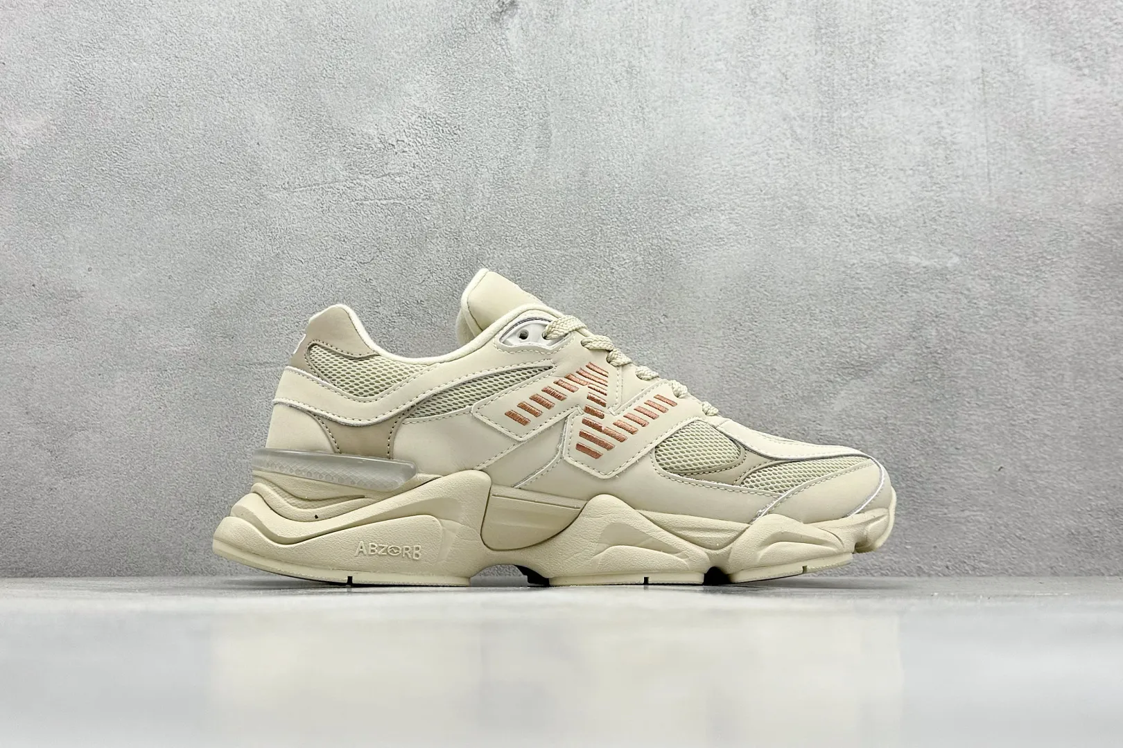 💰240 C版 Joe Freshgoods x New Balance NB9060 联名款 复古休闲运动慢跑鞋 #鞋款灵感源自设计师本人对夏日的怀日回忆。鞋面大身由空间双格及磨砂鞋面拼接而生，配以柔和、温暖的粉橘色调，夏日氛围拉满 #采用大面积网眼以及麂皮材质覆盖鞋身，还原经典气质。搭载ABZORB避震科技，由泡沫聚酯制成，上脚可以有效减少由鞋底反弹对身体及双腿的冲击力 货号： U9060ZGC 尺码：36 37 37.5 38 38.5 39 40 40.5 41 42 42.5 43 44 44.5 45 46.5 编码：33