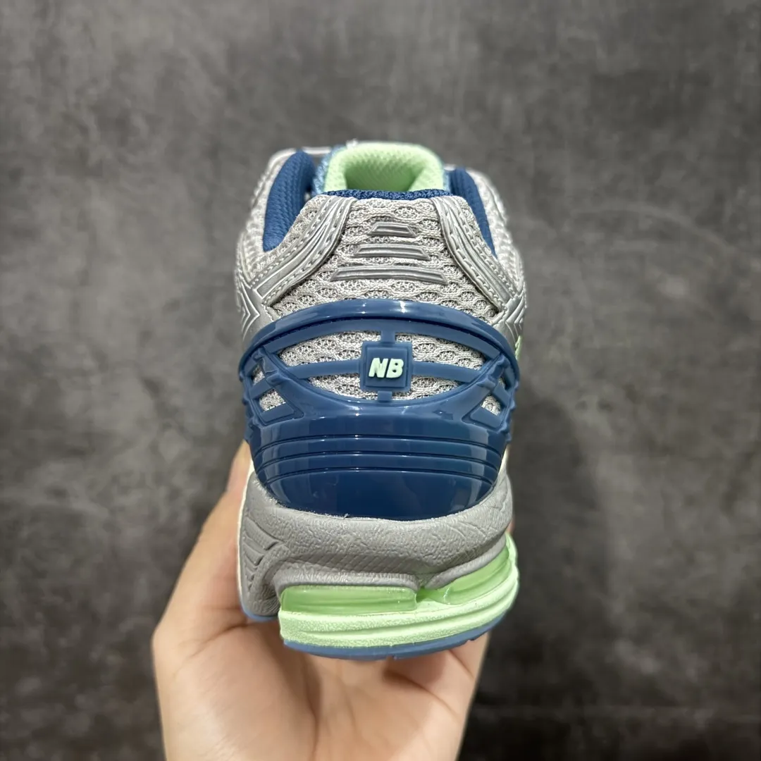 💰220【纯原版】NB新百伦New Balance NB1906 U1906RCR系列复古老爹风休闲运动慢跑鞋 采用轻质牛剖革拼接透气网眼衬垫织物鞋面材质#T-Beam大底提供足步弓支撑,保持步态稳定#后跟搭载外露缓震胶 鞋身整体以各种深浅不一的灰色覆盖,鞋头以淡蓝色调装饰,网眼衬垫通过不规律的色块实现做旧的美感,泛黄的鞋底更是进一步增添了复古气息。 尺码:36 37 37.5 38 38.5 39.5 40 40.5 41.5 42 42.5 43 44 45 46.5 编码:JP260280