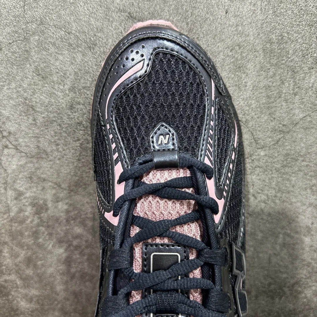 💰220【纯原版】NB新百伦New Balance NB1906 U1906RCU系列复古老爹风休闲运动慢跑鞋 采用轻质牛剖革拼接透气网眼衬垫织物鞋面材质#T-Beam大底提供足步弓支撑,保持步态稳定#后跟搭载外露缓震胶 鞋身整体以各种深浅不一的灰色覆盖,鞋头以淡蓝色调装饰,网眼衬垫通过不规律的色块实现做旧的美感,泛黄的鞋底更是进一步增添了复古气息。 尺码:36 37 37.5 38 38.5 39.5 40 40.5 41.5 42 42.5 43 44 45 46.5 编码:JP260280