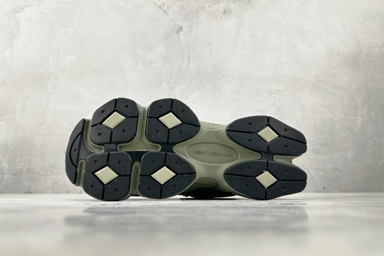💰240 C版 纯原 大厂出品 新百伦9060 New Balance NB 9060 橄榄绿 货号:U9060ZGD 尺码:36 37 37.5 38 38.5 39.5 40 40.5 41.5 42 42.5 43 44 44.5 45 46 46.5