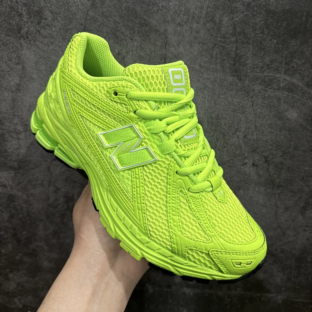 💰220【纯原版】NB新百伦New Balance M1906R M1906RAA系列复古老爹风休闲运动慢跑鞋 采用轻质牛剖革拼接透气网眼衬垫织物鞋面材质#T-Beam大底提供足步弓支撑，保持步态稳定#后跟搭载外露缓震胶 鞋身整体以各种深浅不一的灰色覆盖，鞋头以淡蓝色调装饰，网眼衬垫通过不规律的色块实现做旧的美感，泛黄的鞋底更是进一步增添了复古气息。 尺码：36 37 37.5 38 38.5 39.5 40 40.5 41.5 42 42.5 43 44 45 46.5 编码：JP260280