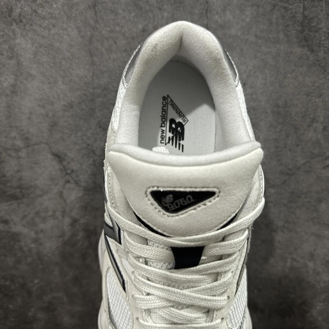 💰240【纯原C版】 New Balance NB9060 联名款 复古休闲运动慢跑鞋 灰色 U9060JRB 全套原楦原纸板原厂数据开发 进口三明治网面 原装进口翻毛皮料正确绒感卡色 正确中底拉帮中底网布细节 原厂标裁 带紫光防伪 定制后跟透明水晶模块 冲裁组合 大底贴合程度胶水上色把控完美 整洁度挑战全网艺术家 多道序QC把关品质完善 匠心打造 耗时两个月开发完成 工艺极其复杂难度可想而知 新开独立私模大底 全网唯一正确六层组合大底 高端零售专供产物 Size:36 37 37.5 38 38.5 39.5 40 40.5 41 42 42.5 43 44 45 46.5 编码:JPC290300