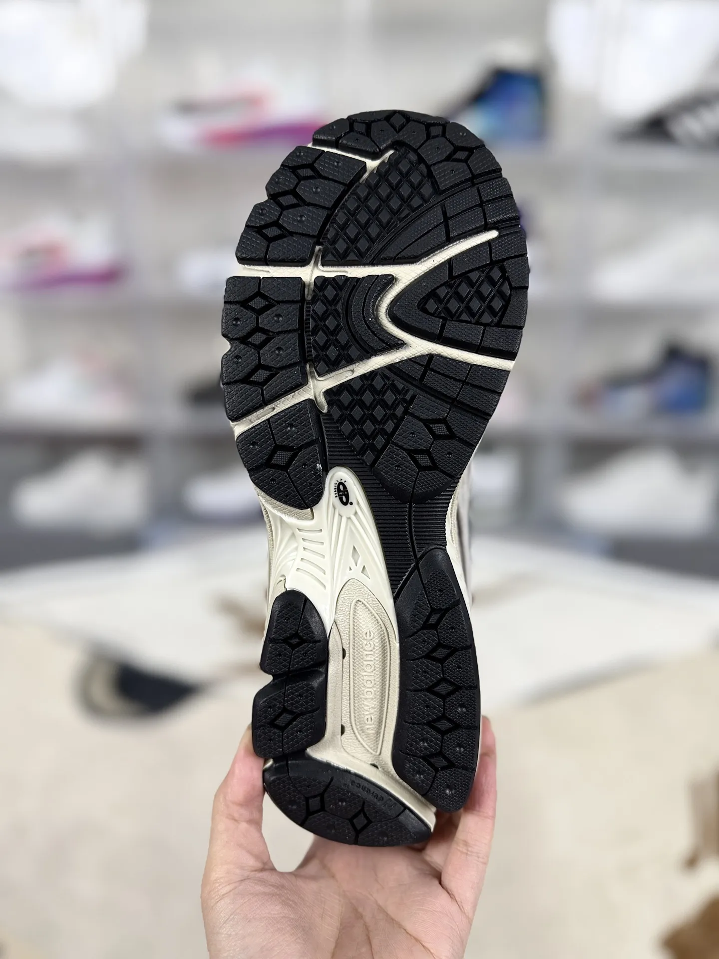 💰240 MR纯原 原厂麂皮New Balance NB 2002R 复古百搭耐磨包裹性支撑平衡增高 低帮跑步鞋 男女同款 元祖灰 新百伦 ▪️New Balance 2002系列复古跑步鞋,是一款备受喜爱的鞋款。鞋面采用柔软的麂皮和尼龙网布或透气网眼织物与猪巴皮革的结合,不仅透气性好,质感十足,还带有浓厚的复古感。鞋舌上的品牌标志与鞋面融为一体,提升了整体的质感;鞋侧的N字Logo采用特殊处理,呈现出独特的复古效果。中底采用缓震材质或轻量化的EVA材料,能够有效缓冲运动中对膝盖的冲击。配备了ABZORB缓震技术,能够在跑步过程中吸收和分散冲击力,减少对脚部的压力。升级版的N-ERGY缓震物料或能量回弹技术,为脚底提供了极致的舒适体验,并能将跑步时产生的能量回馈给脚部,提供更强劲的推进力。鞋底采用独特的弹性材料或T-Beam大底设计,提供良好的支撑和稳定性。鞋面采用透气网眼材料,轻薄柔软,能够有效排汗和通风,保持脚部干爽,减少异味产生。NB2002跑鞋以其独特的复古风格、出色的舒适度和支撑性能赢得了广泛好评。无论是运动爱好者还是时尚潮人,都能在这款鞋中找到自己的心仪之选。 ▪️尺码:36-46.5(36 37 37.5 38 38.5 39.5 40 40.5 41.5 42 42.5 43 44 44.5 45 46.5) ▪️货号:ML2002RC