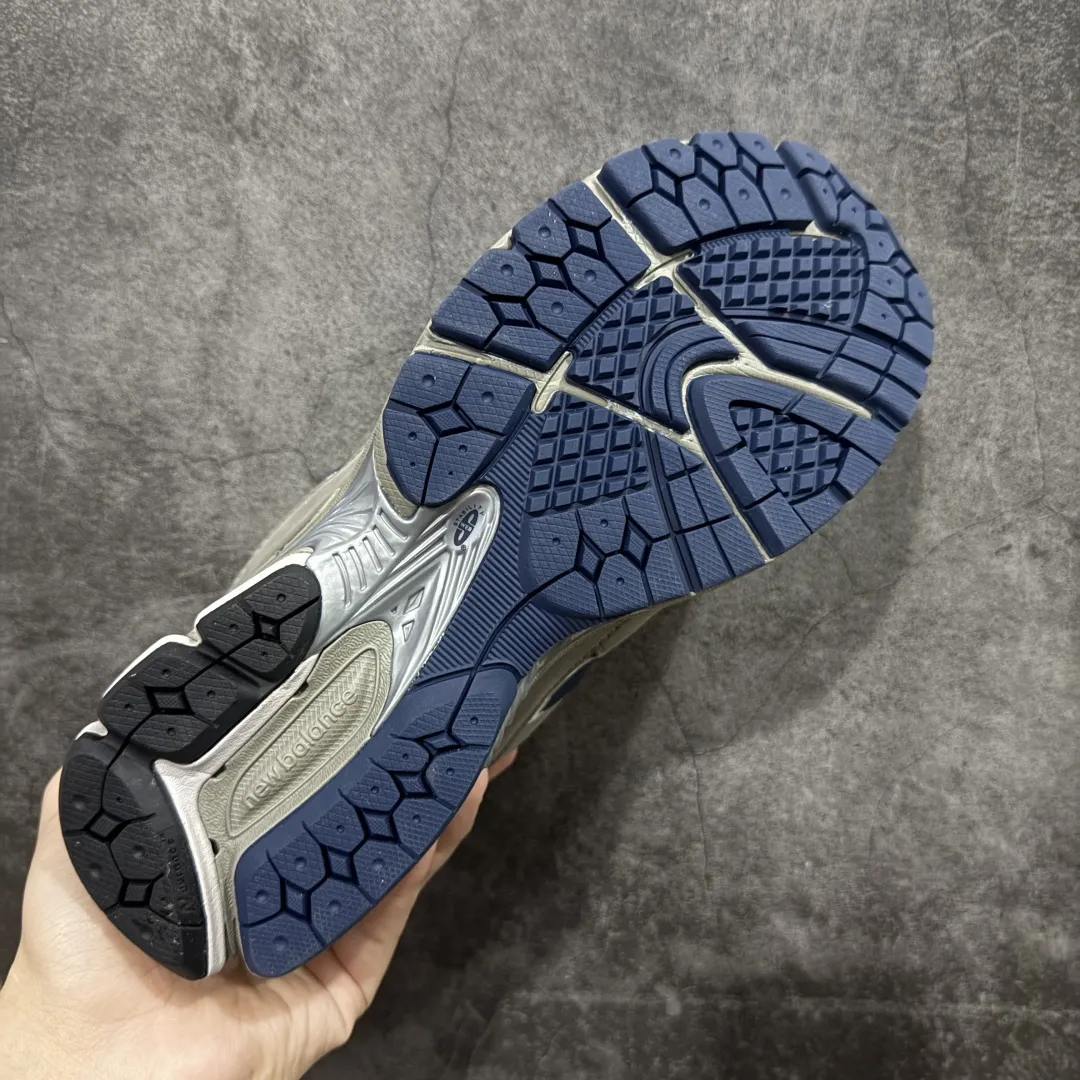 💰230 【BC纯原版】New Balance NB2002R系列 ML2002RA 全新版本 东莞大厂出品 市场第一梯队品质 绝对秒杀市场货 完美版型 正确组合大底 价格一步到位‼️ 全套原楦原纸板原厂数据开发 进口三明治网面 原装进口皮料正确绒感卡色 正确中底拉帮中底网布细节 原厂标裁 带紫光防伪 定制后跟透明水晶模块 冲裁组合 大底贴合程度胶水上色把控完美 整洁度挑战全网艺术家 多道序QC把关品质完善 匠心打造 耗时多月开发完成 工艺极其复杂难度可想而知 新开独立私模大底 正确六层组合大底 高端零售专供产物 Size:36 37 37.5 38 38.5 39 40 40.5 41 42 42.5 43 44 45 46 47.5 编码:GQB270280