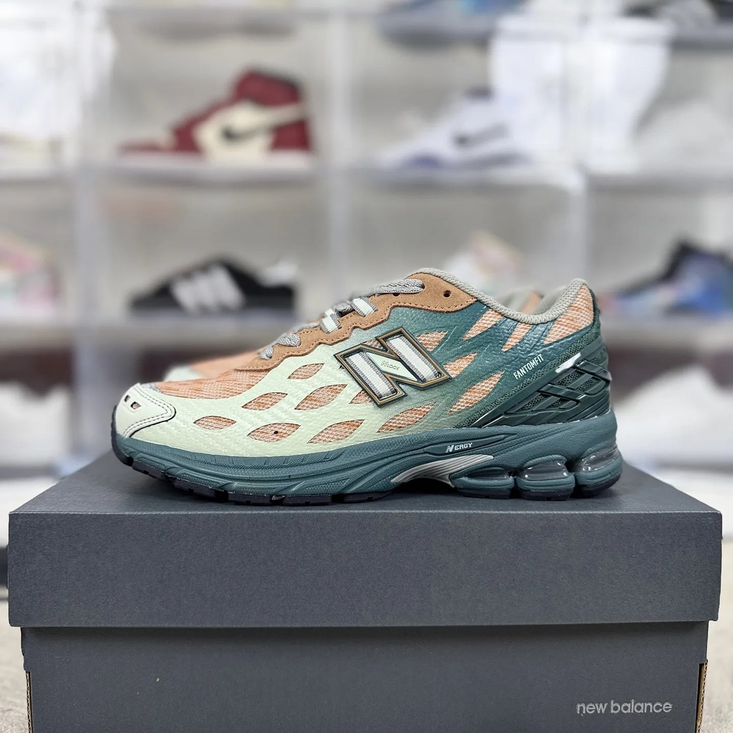 💰190 Z版纯原New Balance 1906 W 舒适百搭防滑耐磨 低帮 休闲跑步鞋 男女同款 绿橙 新百伦 ▪️New Balance以诞生于21世纪的科技跑鞋1906为蓝本，融合现代先锋科技与日常使用风格注入当代美学，革新演绎复古时尚。淋漓经典轮廓，致敬千福一代跑者的科技美学，1906R以现代设计语言还原初始配色，层次演绎时光更迭的魅力。 ▪️尺码：36-47（36 37 37.5 38 38.5 39.5 40 40.5 41.5 42 42.5 43 44 44.5 45 45.5 46.5 47） ▪️货号：U1906WFB