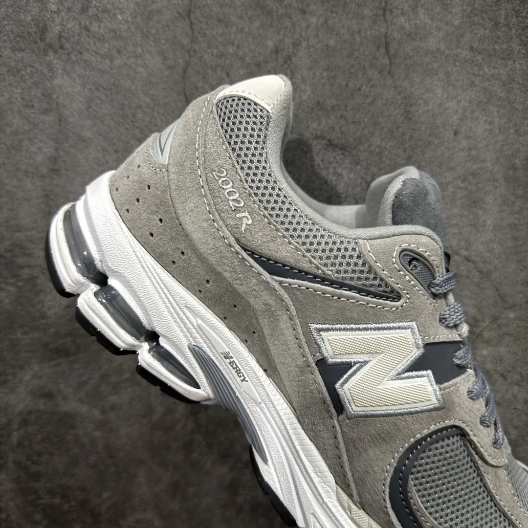 💰230 【BC纯原版】New Balance NB2002R系列 M2002RST 全新版本 东莞大厂出品 市场第一梯队品质 绝对秒杀市场货 完美版型 正确组合大底 价格一步到位‼️ 全套原楦原纸板原厂数据开发 进口三明治网面 原装进口皮料正确绒感卡色 正确中底拉帮中底网布细节 原厂标裁 带紫光防伪 定制后跟透明水晶模块 冲裁组合 大底贴合程度胶水上色把控完美 整洁度挑战全网艺术家 多道序QC把关品质完善 匠心打造 耗时多月开发完成 工艺极其复杂难度可想而知 新开独立私模大底 正确六层组合大底 高端零售专供产物 Size:36 37 37.5 38 38.5 39 40 40.5 41 42 42.5 43 44 45 46 47.5 编码:GQB270280