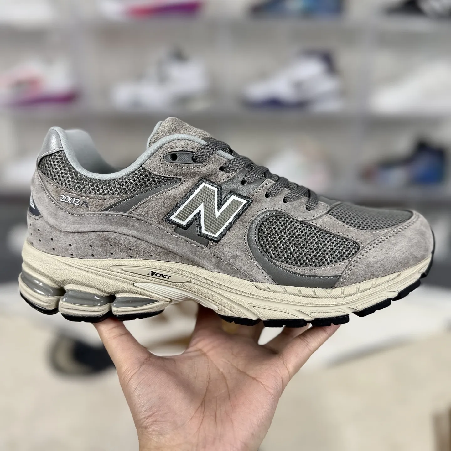 💰240 MR纯原 原厂麂皮New Balance NB 2002R 复古百搭耐磨包裹性支撑平衡增高 低帮跑步鞋 男女同款 元祖灰 新百伦 ▪️New Balance 2002系列复古跑步鞋，是一款备受喜爱的鞋款。鞋面采用柔软的麂皮和尼龙网布或透气网眼织物与猪巴皮革的结合，不仅透气性好，质感十足，还带有浓厚的复古感。鞋舌上的品牌标志与鞋面融为一体，提升了整体的质感；鞋侧的N字Logo采用特殊处理，呈现出独特的复古效果。中底采用缓震材质或轻量化的EVA材料，能够有效缓冲运动中对膝盖的冲击。配备了ABZORB缓震技术，能够在跑步过程中吸收和分散冲击力，减少对脚部的压力。升级版的N-ERGY缓震物料或能量回弹技术，为脚底提供了极致的舒适体验，并能将跑步时产生的能量回馈给脚部，提供更强劲的推进力。鞋底采用独特的弹性材料或T-Beam大底设计，提供良好的支撑和稳定性。鞋面采用透气网眼材料，轻薄柔软，能够有效排汗和通风，保持脚部干爽，减少异味产生。NB2002跑鞋以其独特的复古风格、出色的舒适度和支撑性能赢得了广泛好评。无论是运动爱好者还是时尚潮人，都能在这款鞋中找到自己的心仪之选。 ▪️尺码：36-46.5（36 37 37.5 38 38.5 39.5 40 40.5 41.5 42 42.5 43 44 44.5 45 46.5） ▪️货号：ML2002RC